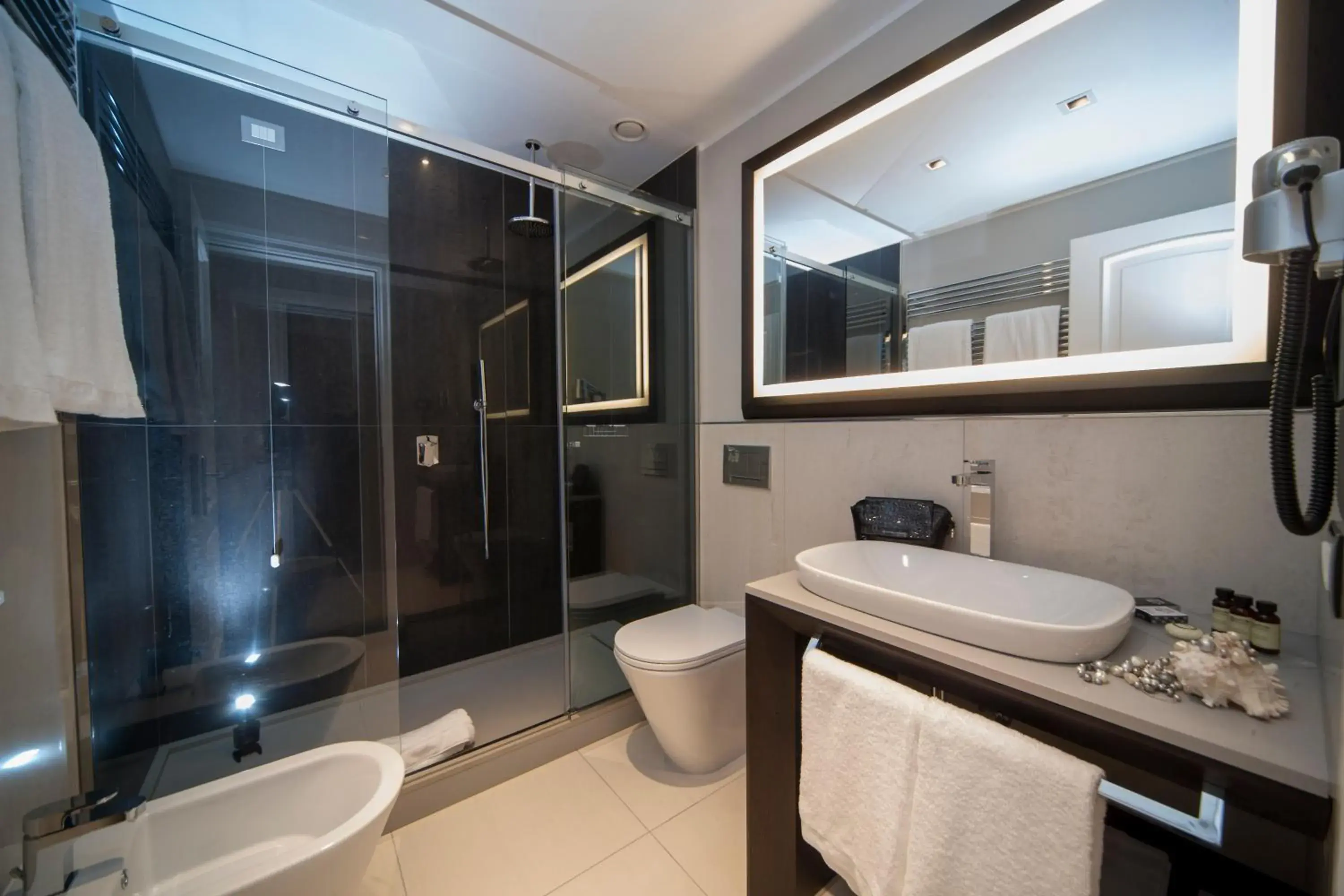 Shower, Bathroom in Hotel Grande Italia