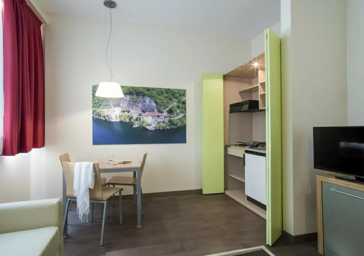 Kitchen or kitchenette, TV/Entertainment Center in Bis Hotel Varese