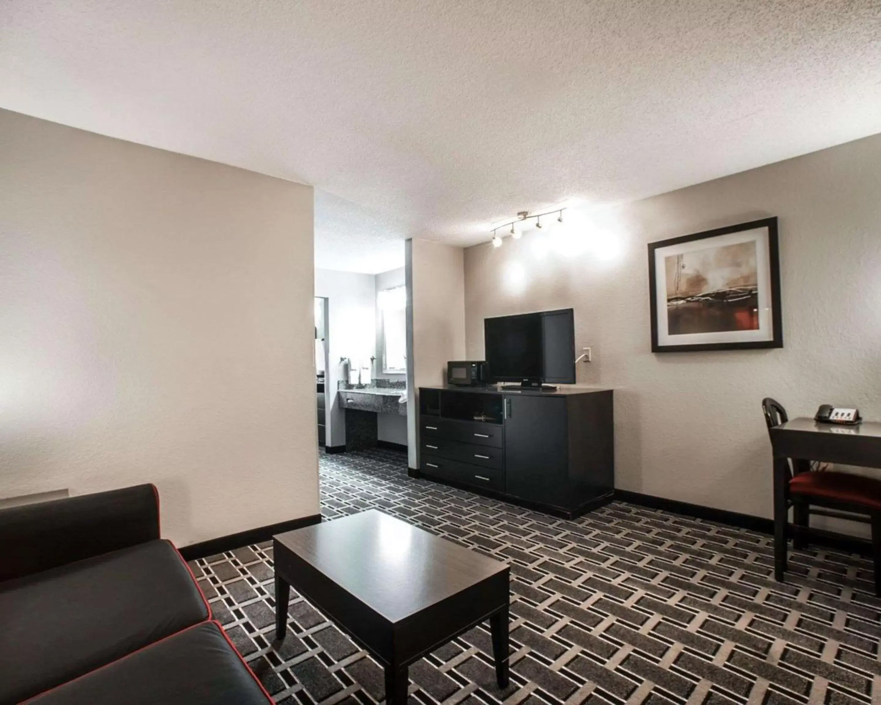 Bedroom, TV/Entertainment Center in Comfort Suites Airport Nashville