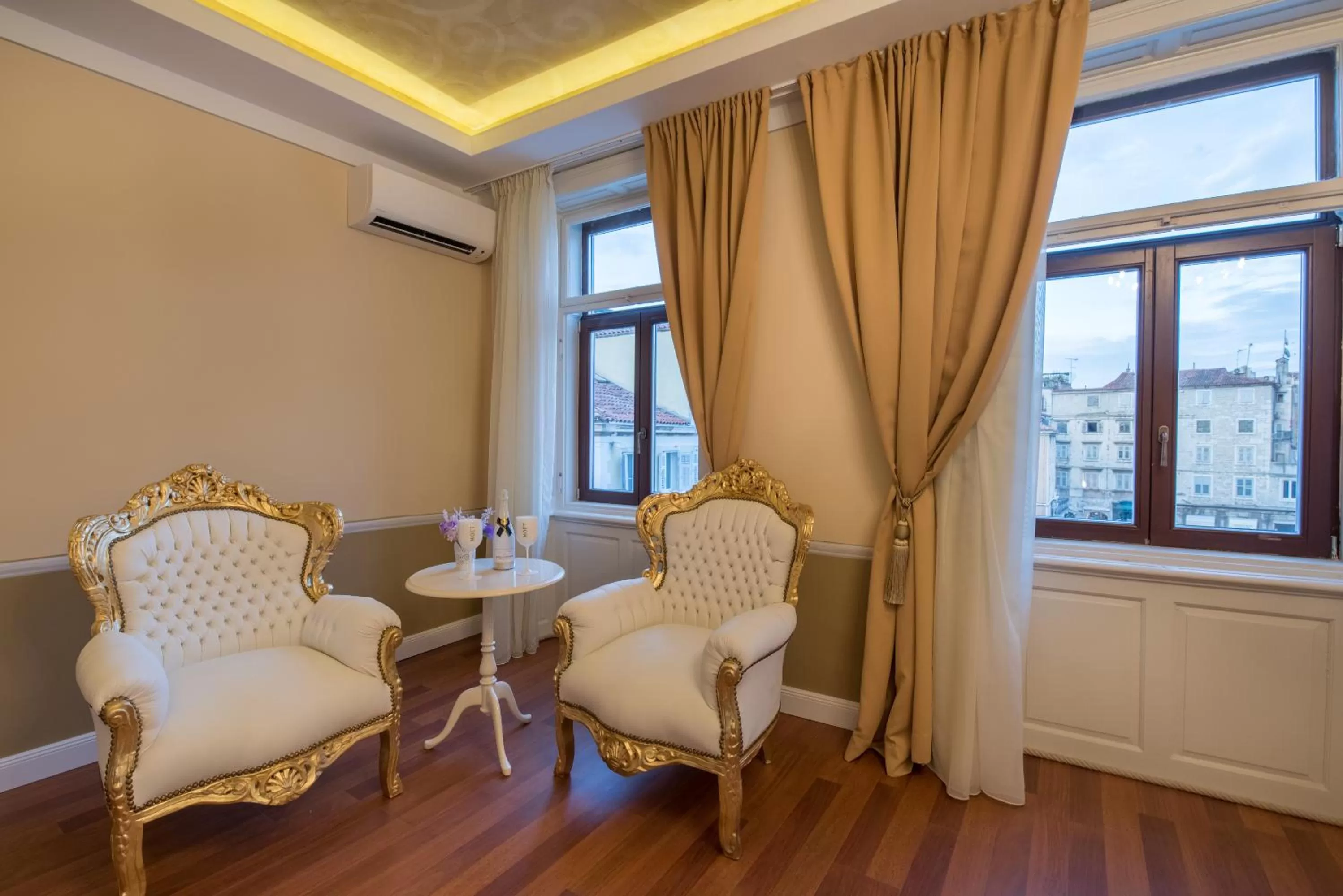 Living room in Central Square Heritage Hotel