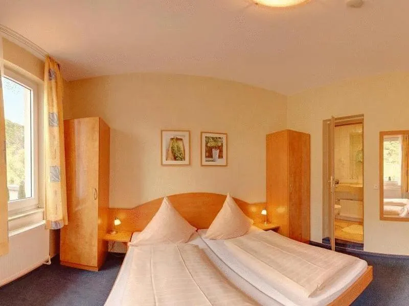 Bed in Stumbergers Hotel - free parking -