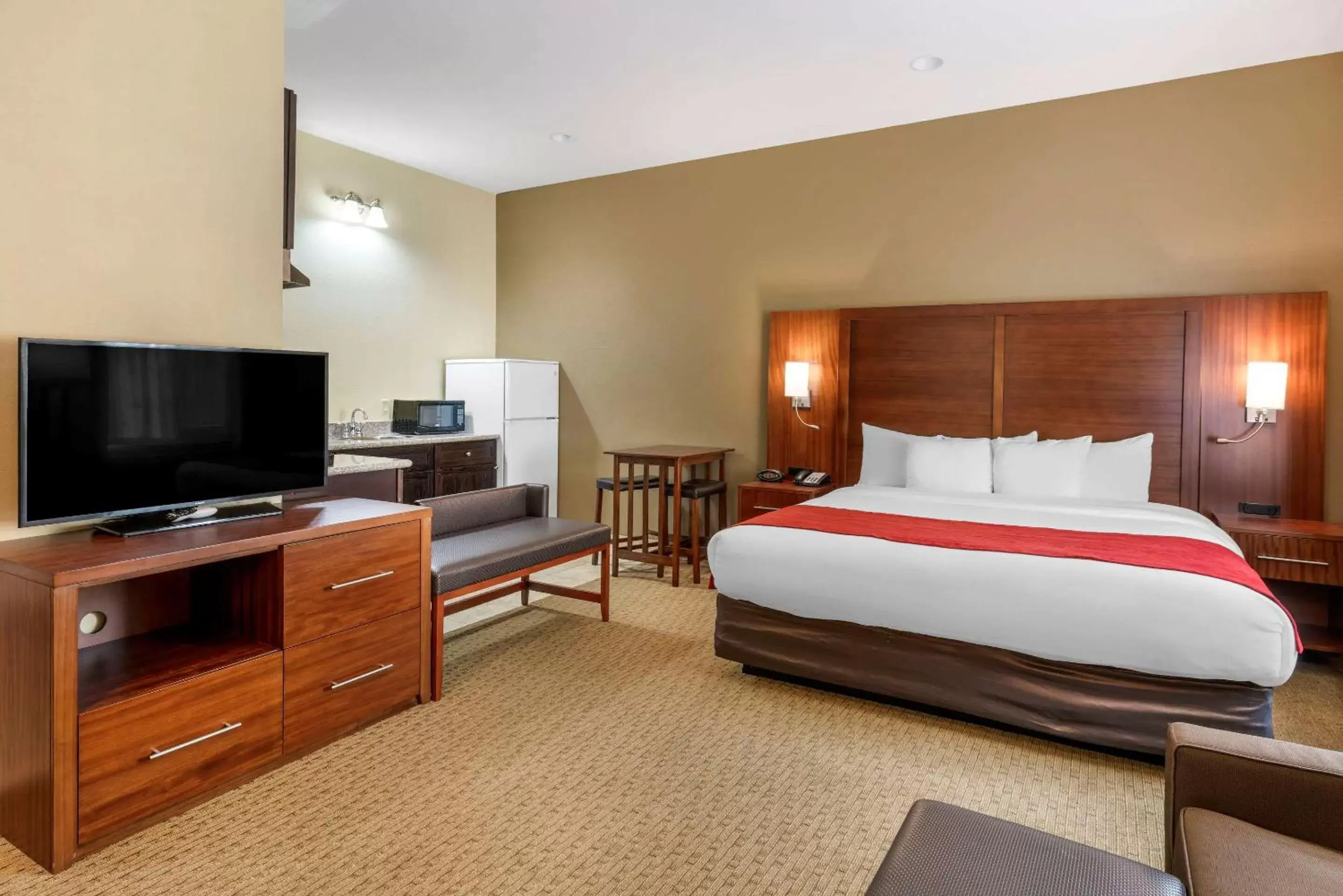 Photo of the whole room, Bed in Comfort Suites Eugene
