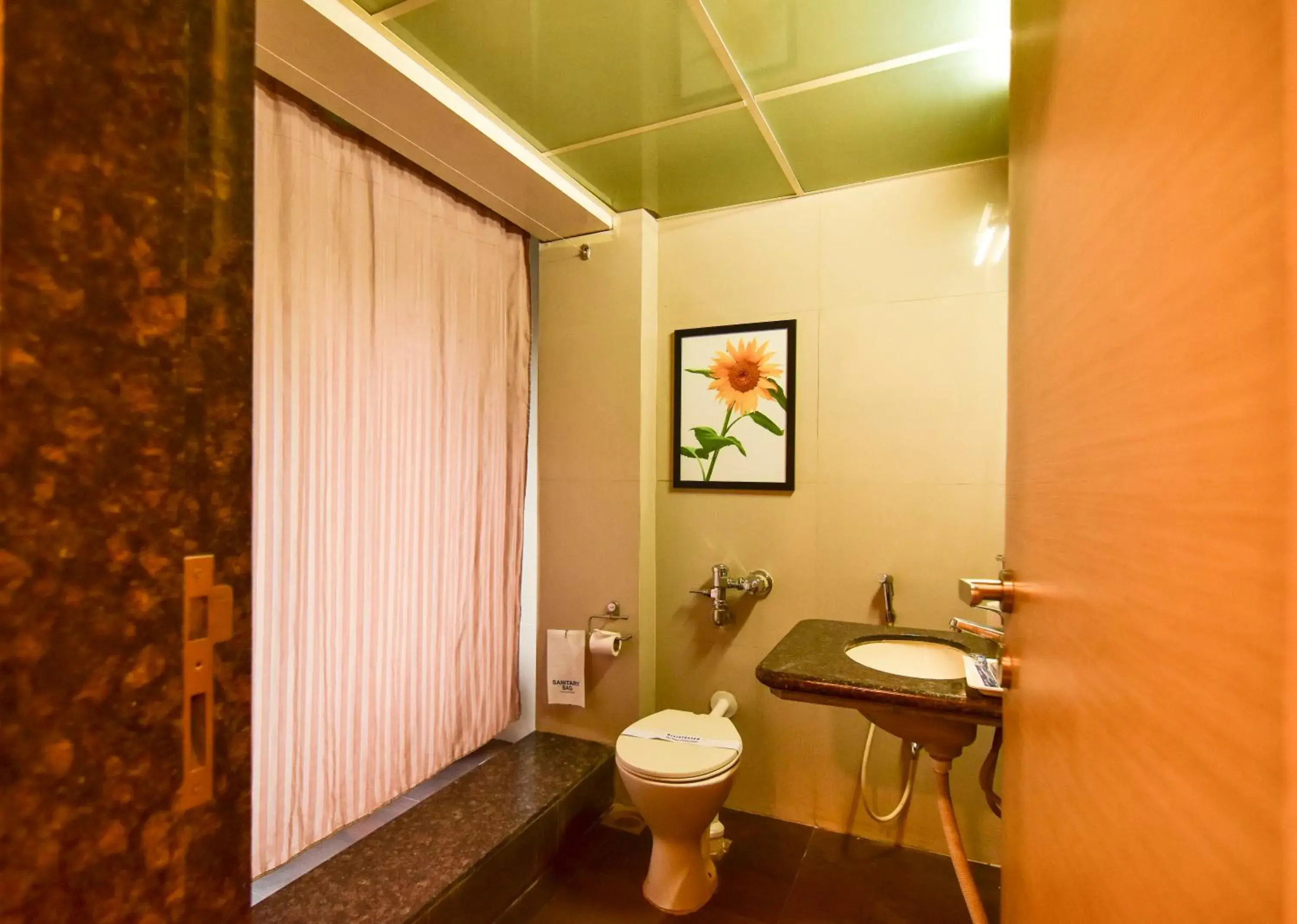 Bathroom in MY Bizz Hotel Sapna