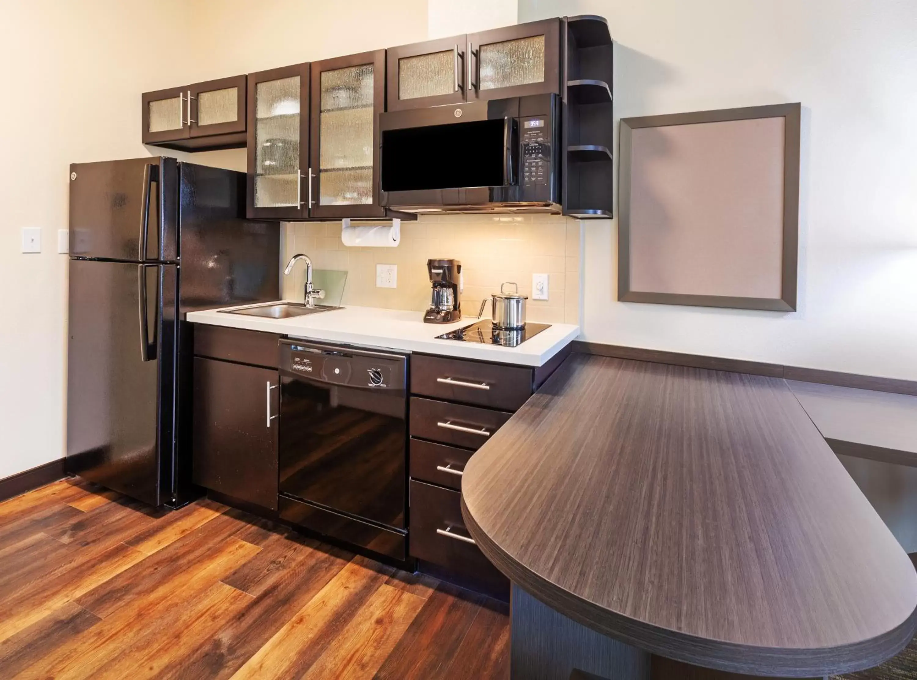 Kitchen or kitchenette, TV/Entertainment Center in Candlewood Suites - Houston - Pasadena, an IHG Hotel