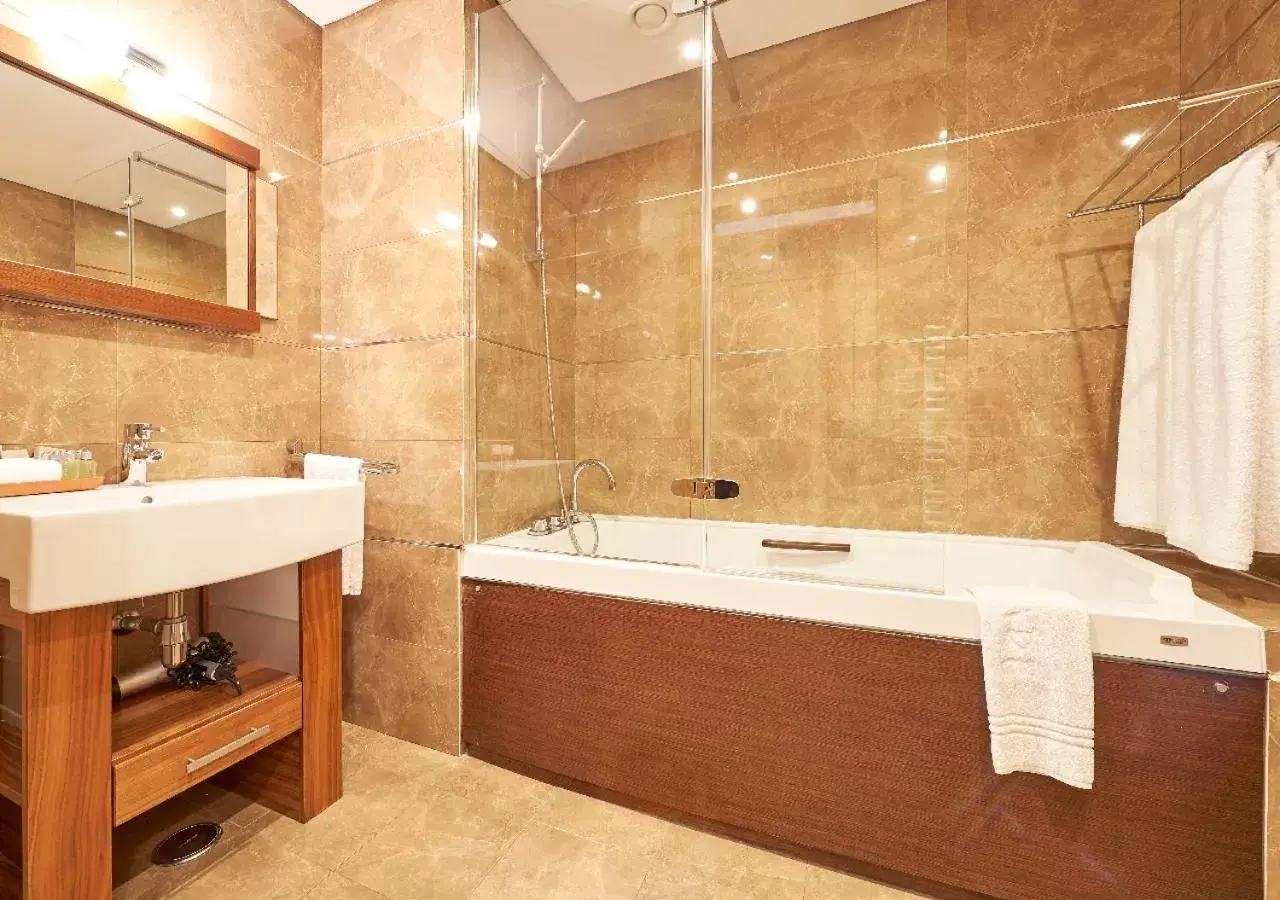 Bathroom in Cascade Wellness Resort