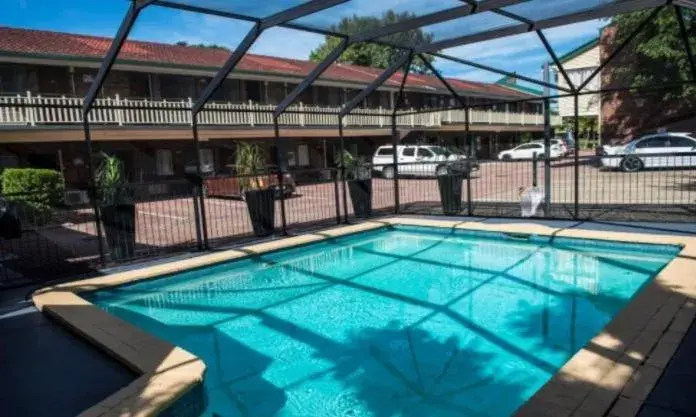 Swimming Pool in Garden City Motor Inn