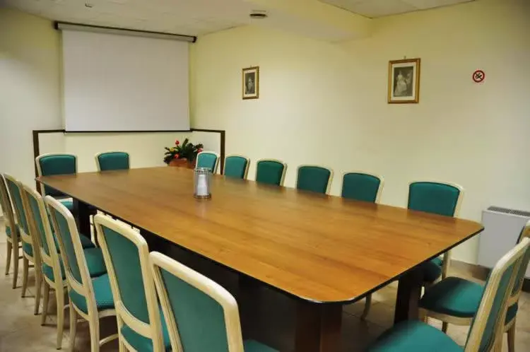 Business facilities in Hotel Holiday