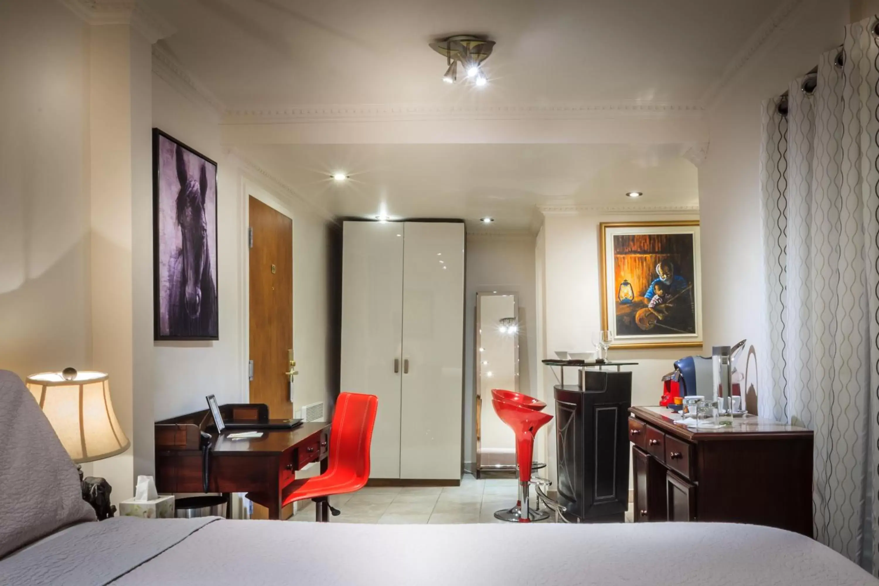 Bedroom, Seating Area in Hotel Kutuma