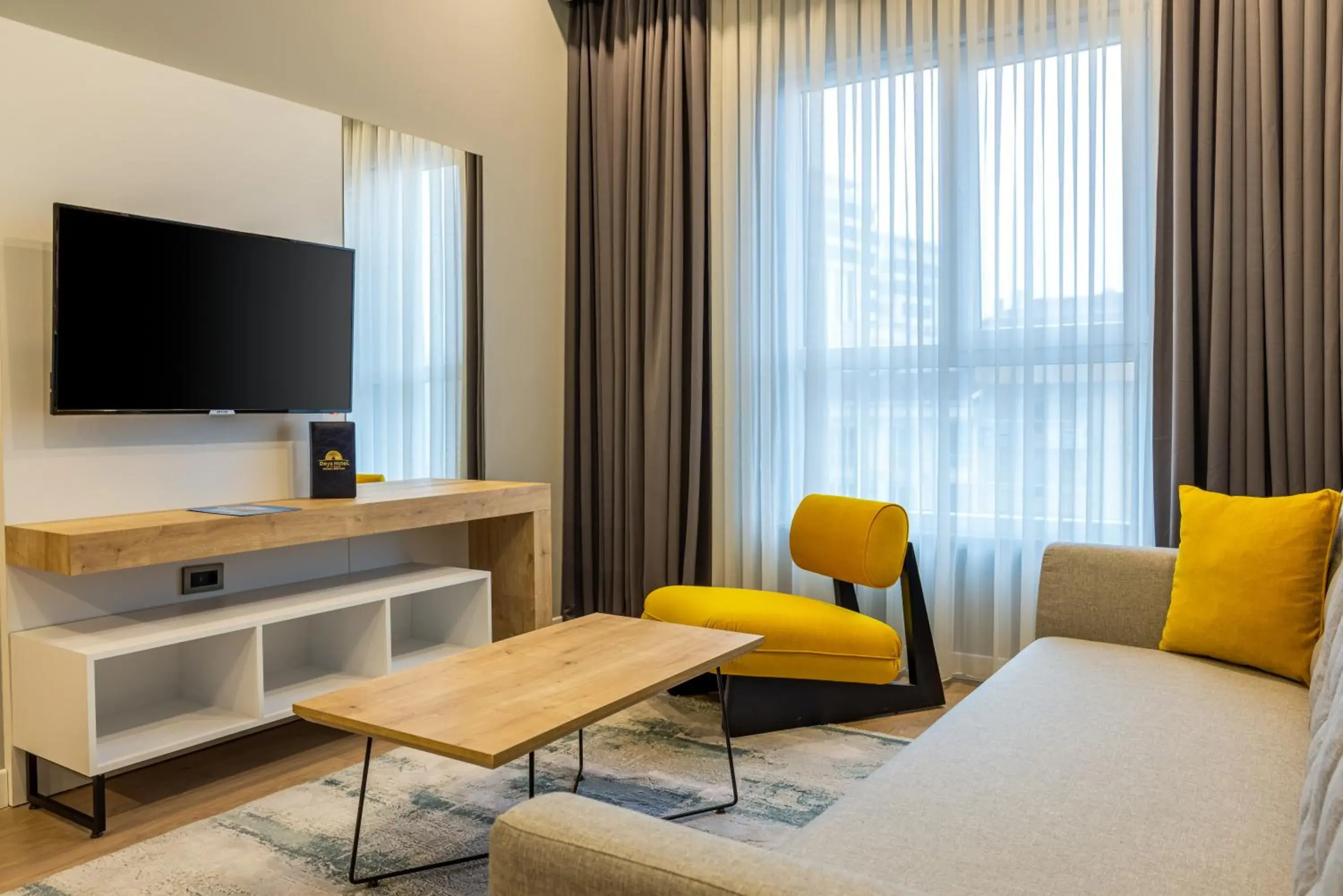 Communal lounge/ TV room, TV/Entertainment Center in Days Hotel by Wyndham Istanbul Esenyurt