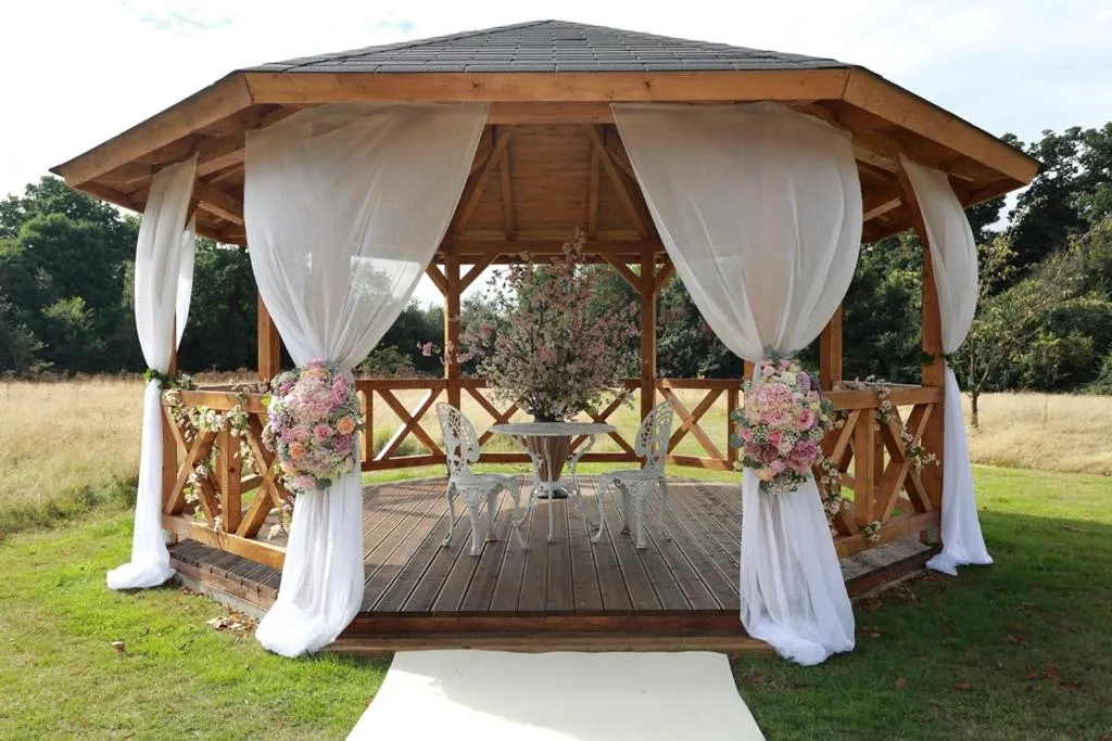 Patio in Grovefield House Hotel By Uno