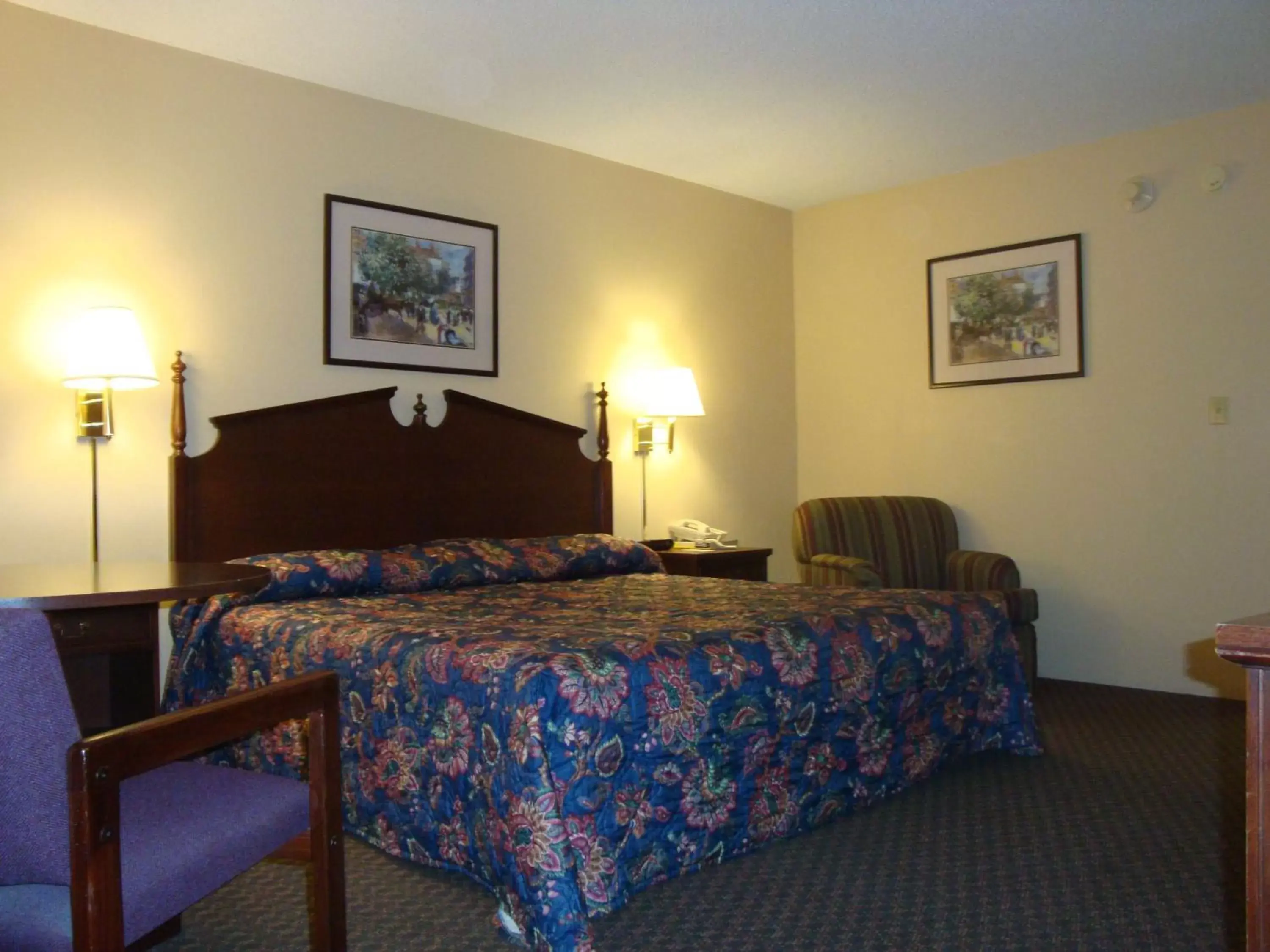 Photo of the whole room, Bed in Wilmington Inn