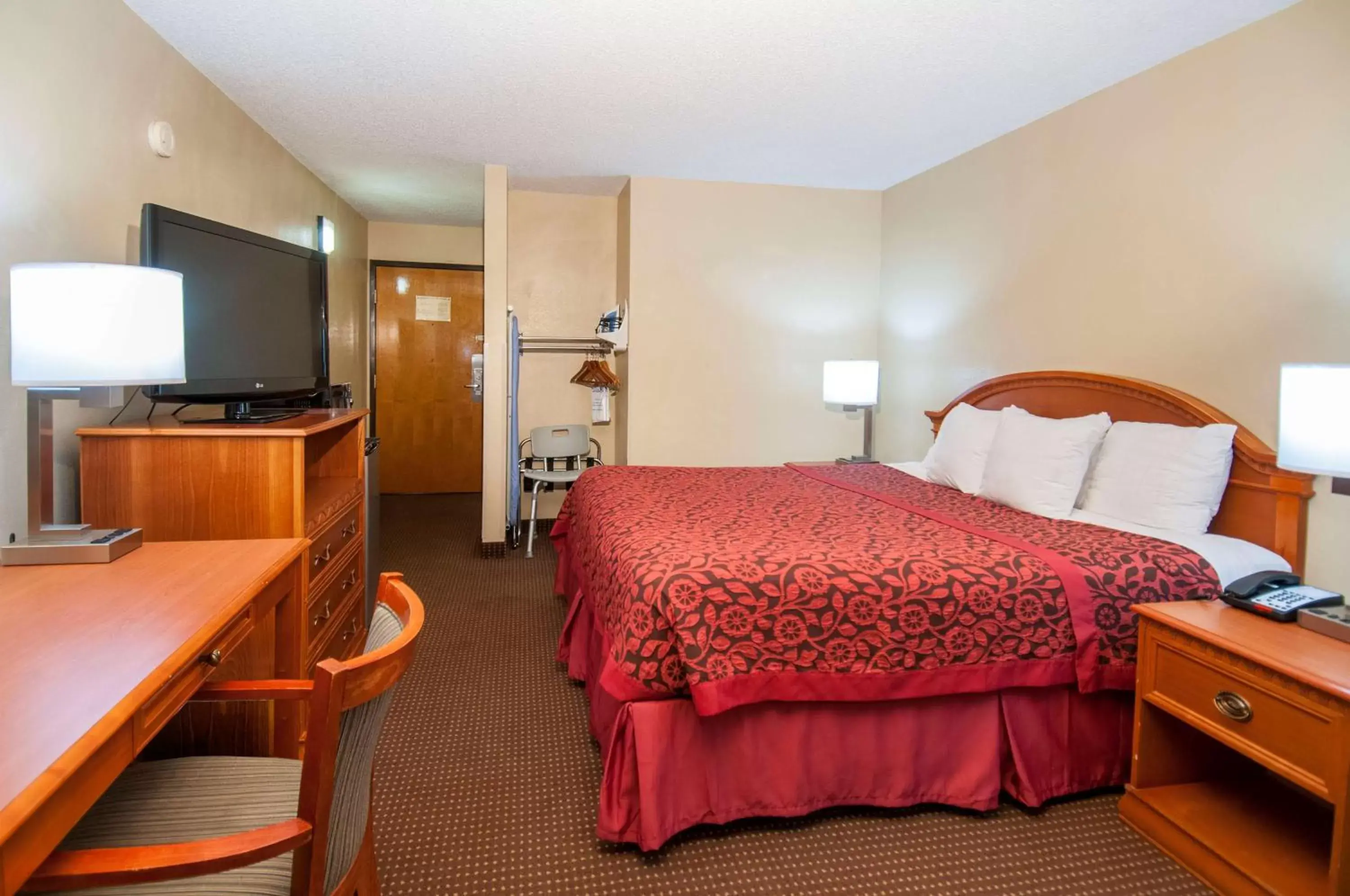 Photo of the whole room, Bed in Days Inn by Wyndham Pauls Valley