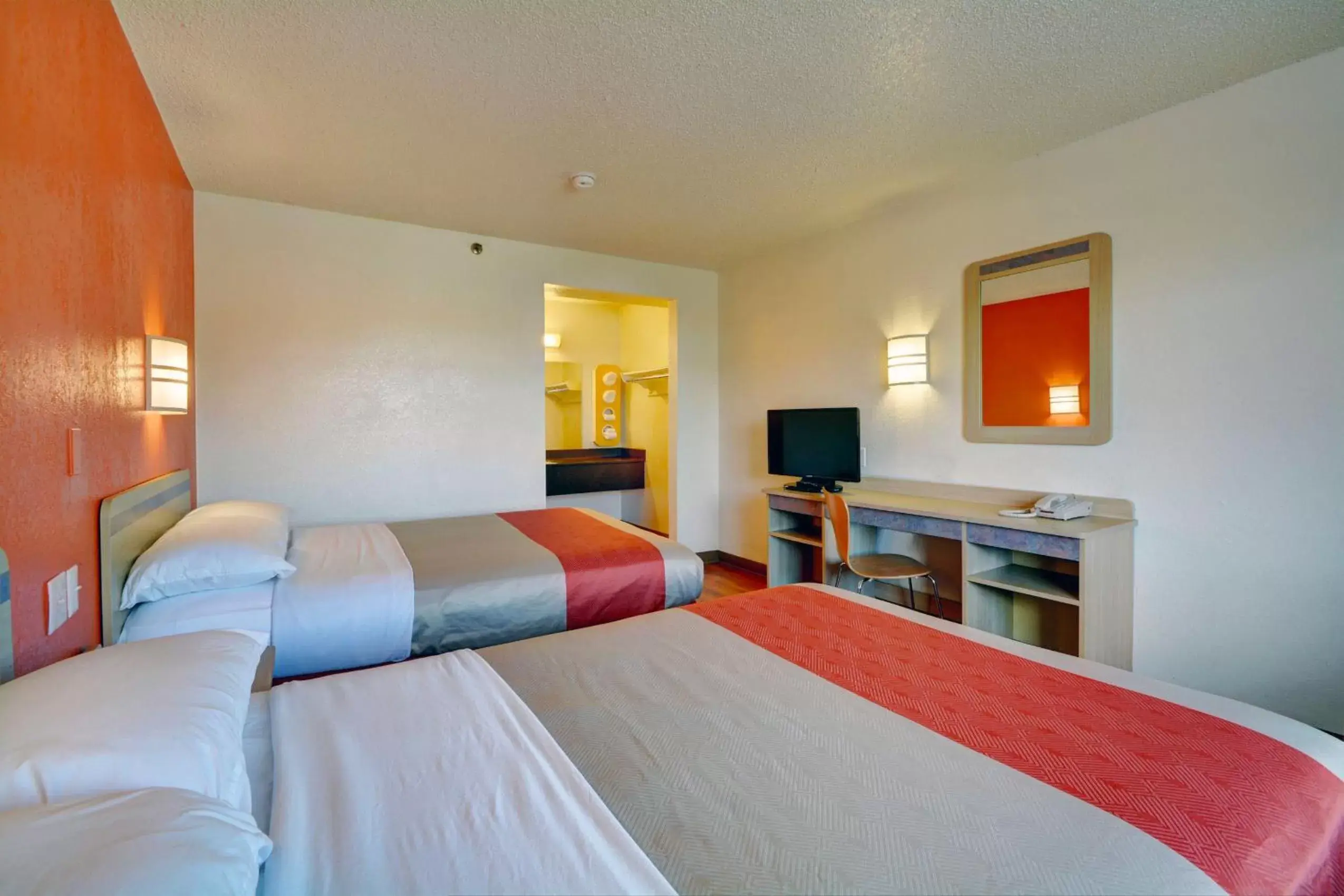 Bedroom, Bed in Motel 6-Wethersfield, CT - Hartford