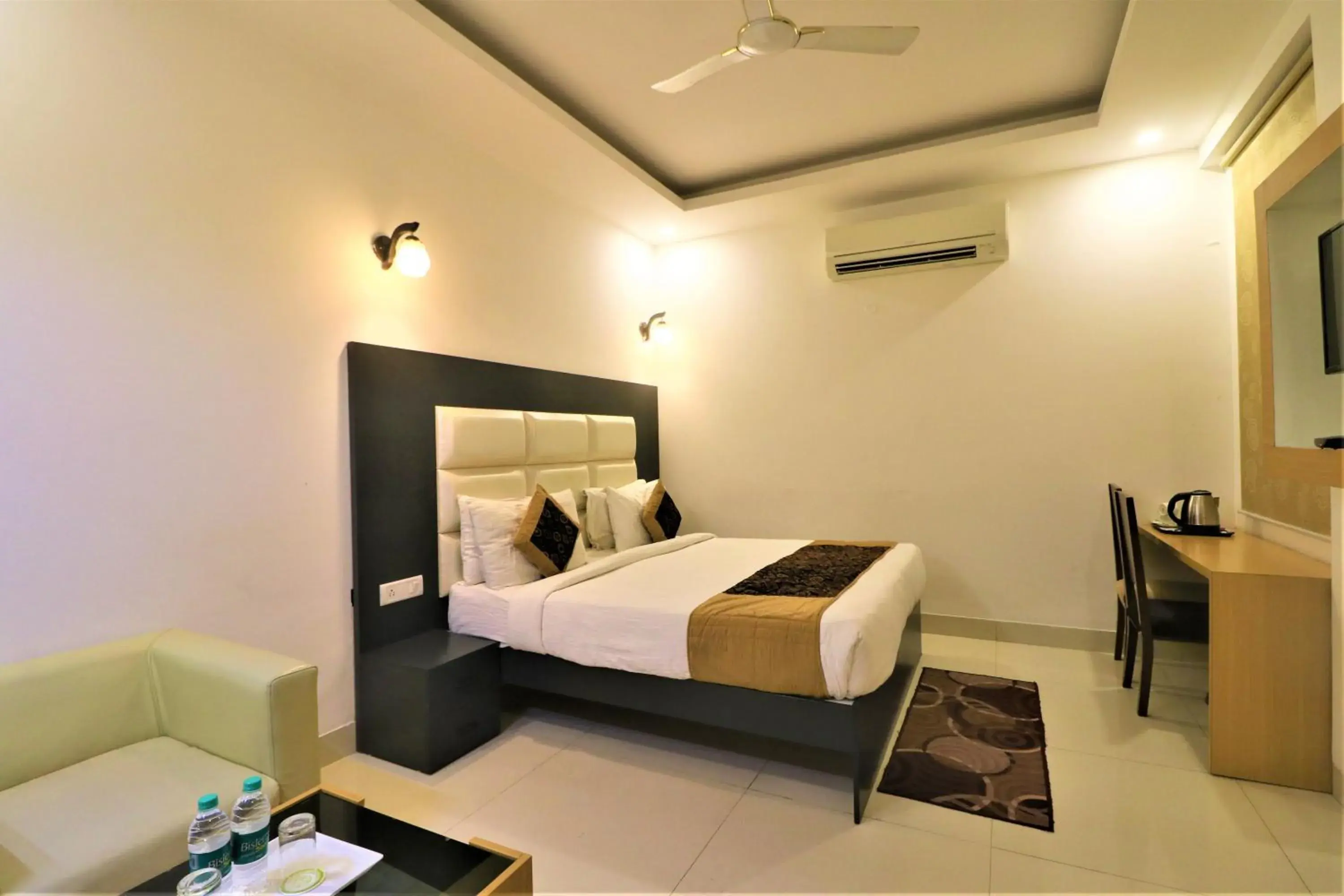 Bed in Hotel Aeropath Near IGI Airport Delhi