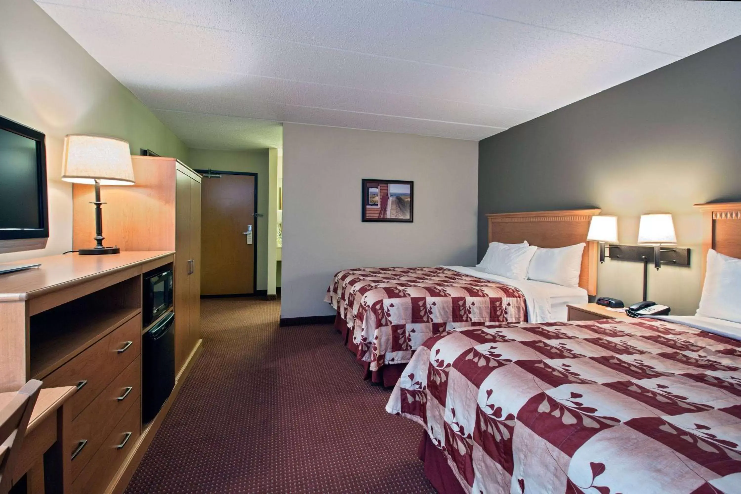 Bed in AmeriVu Inn and Suites - Waconia