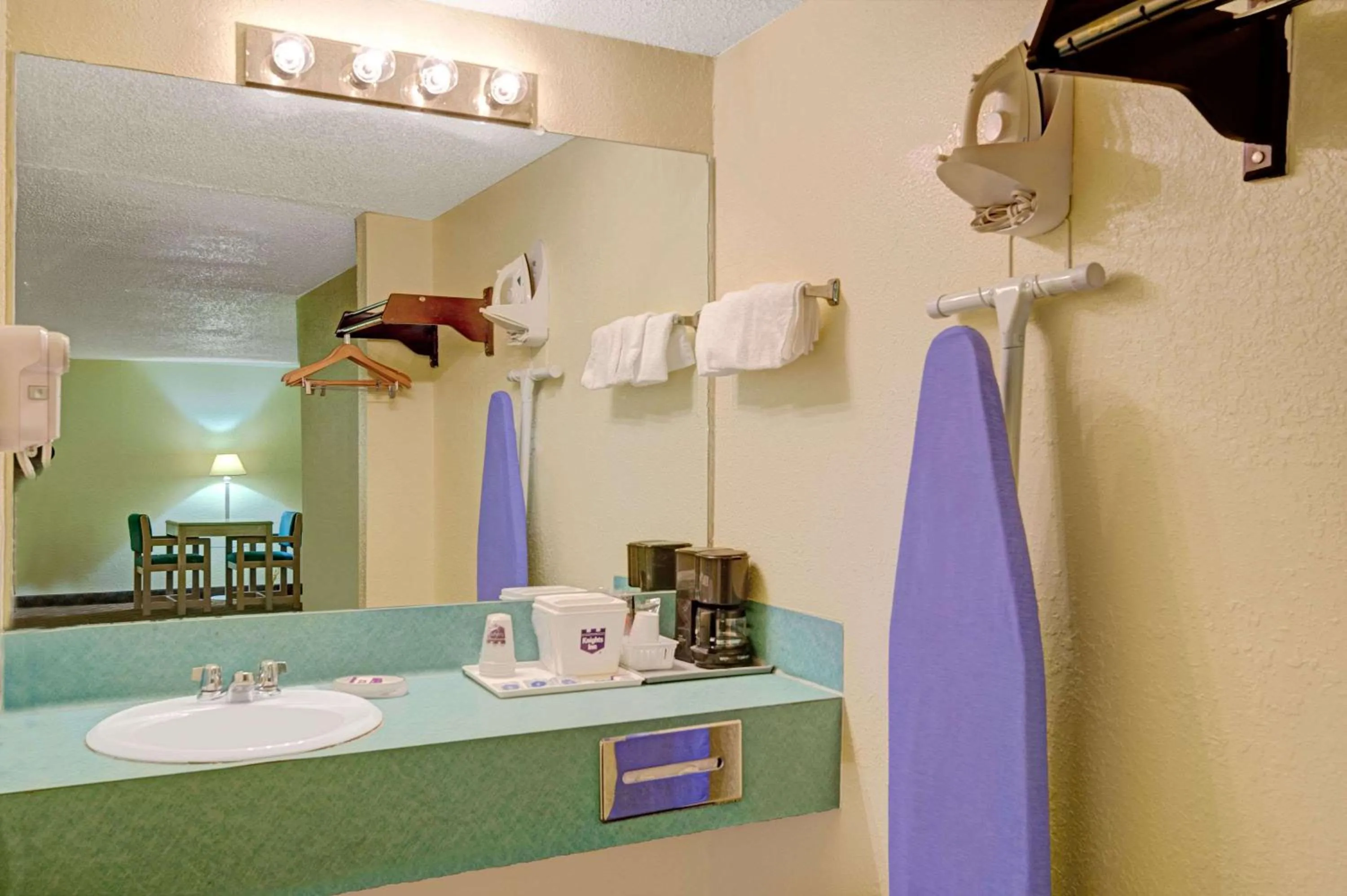 Photo of the whole room in White Rock Inn