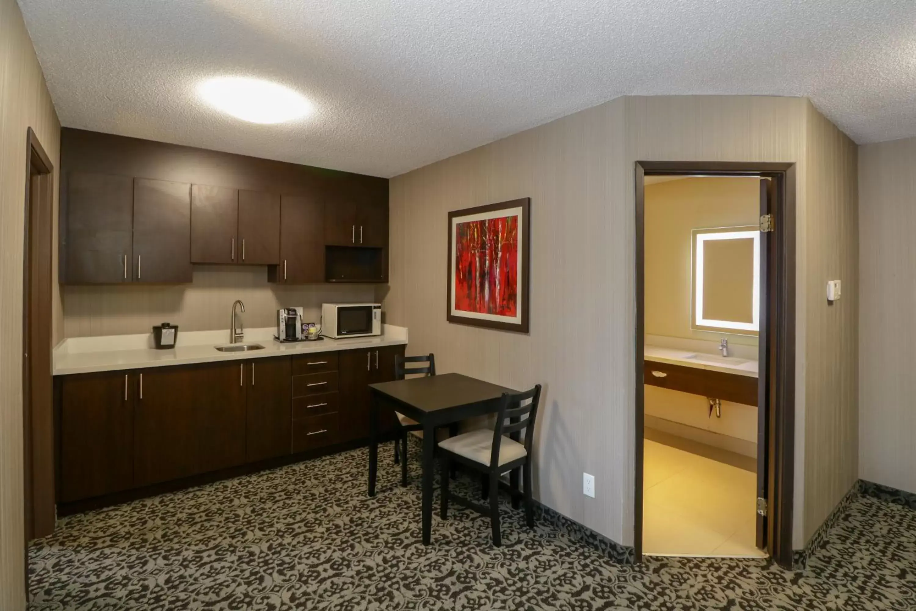 Kitchen/Kitchenette in Ramada by Wyndham Jacksons Point