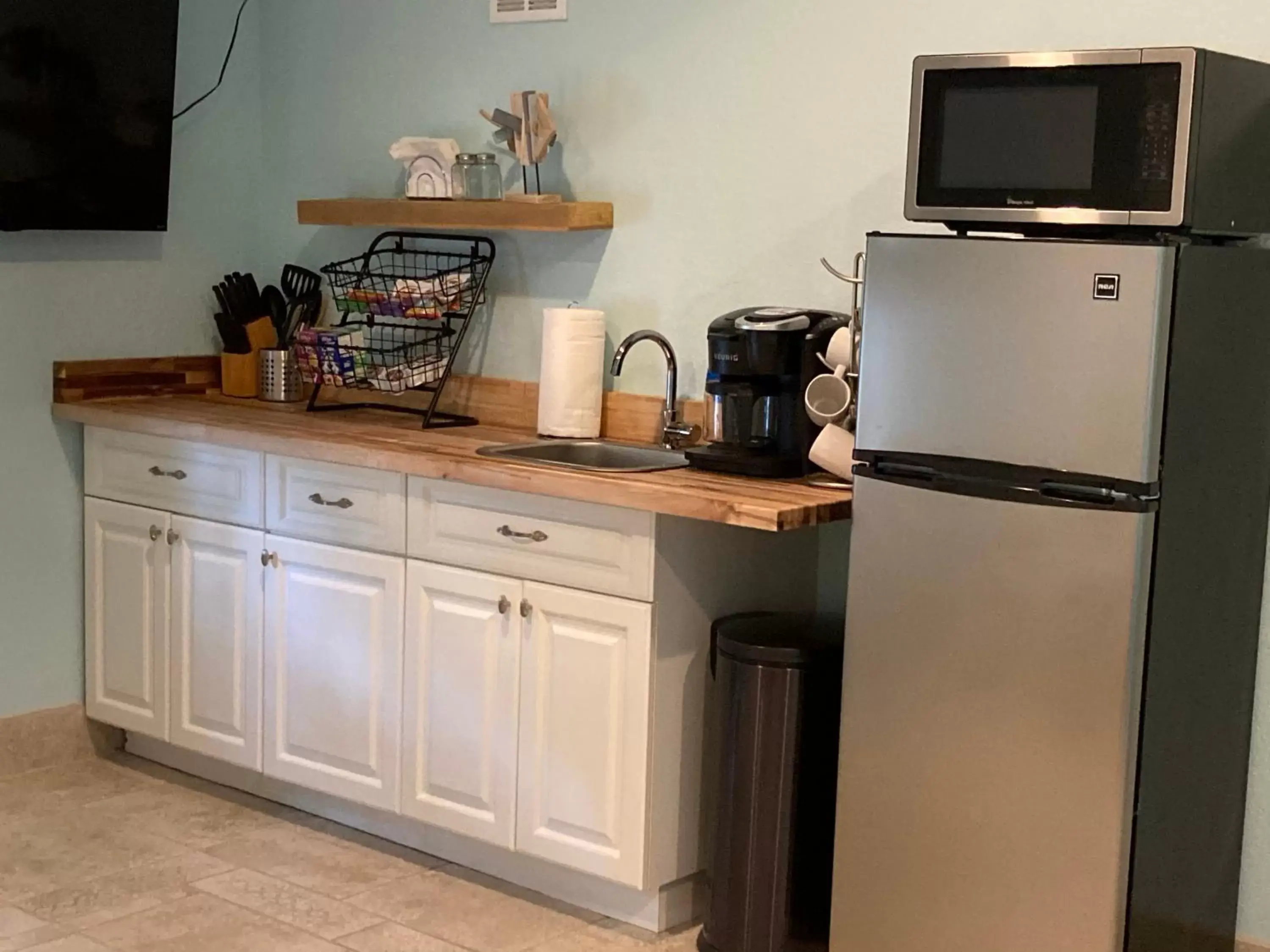 Kitchen/Kitchenette in 3Gulls Inn Ozona-Boutique Hotel-Steps from Restaurants & Brewery-Pet Friendly