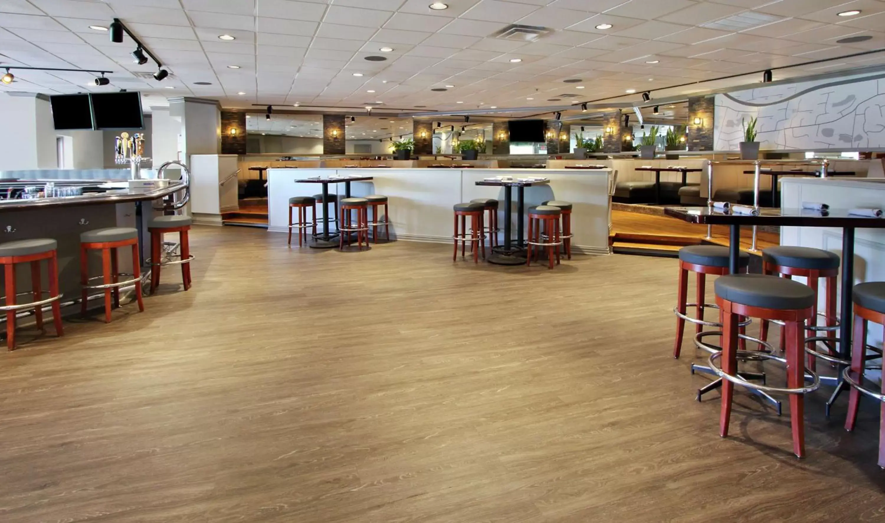 Dining area in DoubleTree by Hilton Mahwah