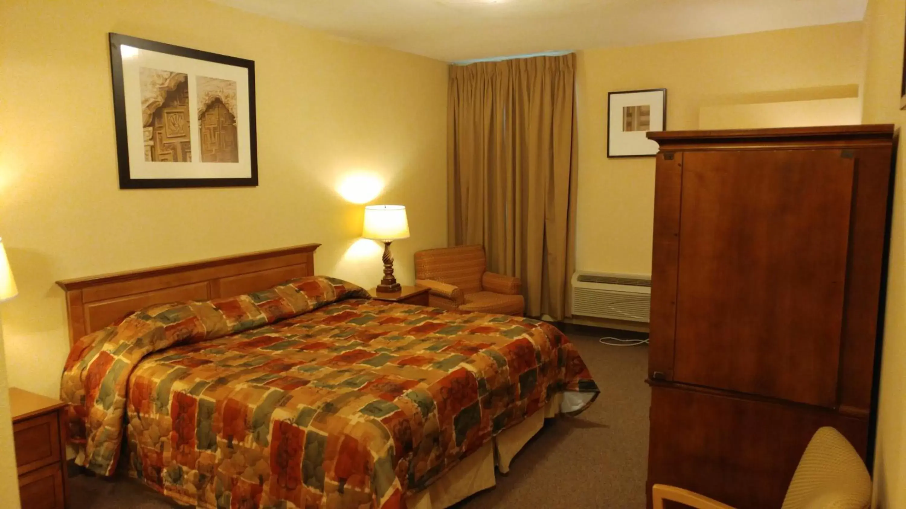 Bedroom, Bed in Country Regency Inn & Suites