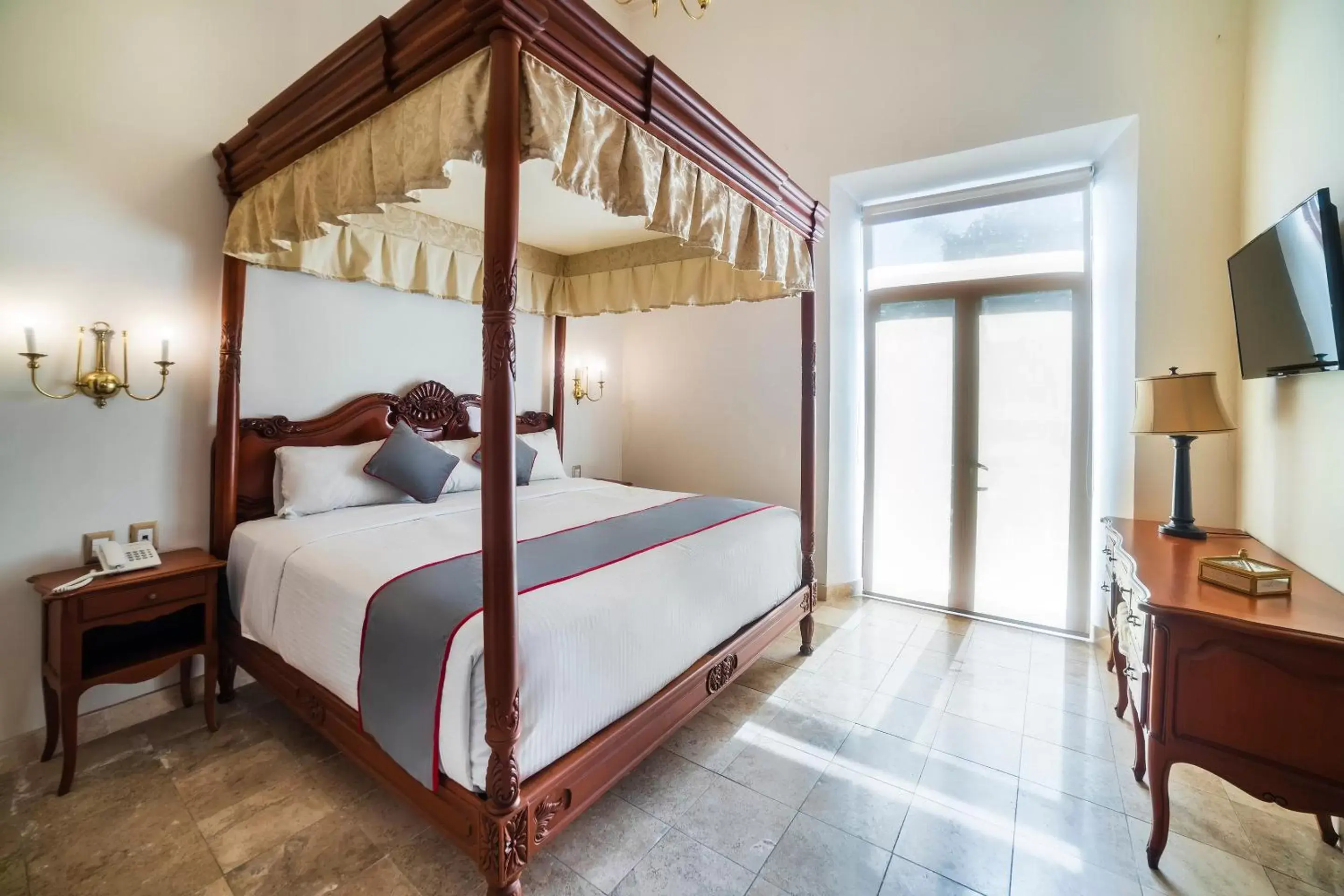 Bedroom, Bunk Bed in Hotel Imperial