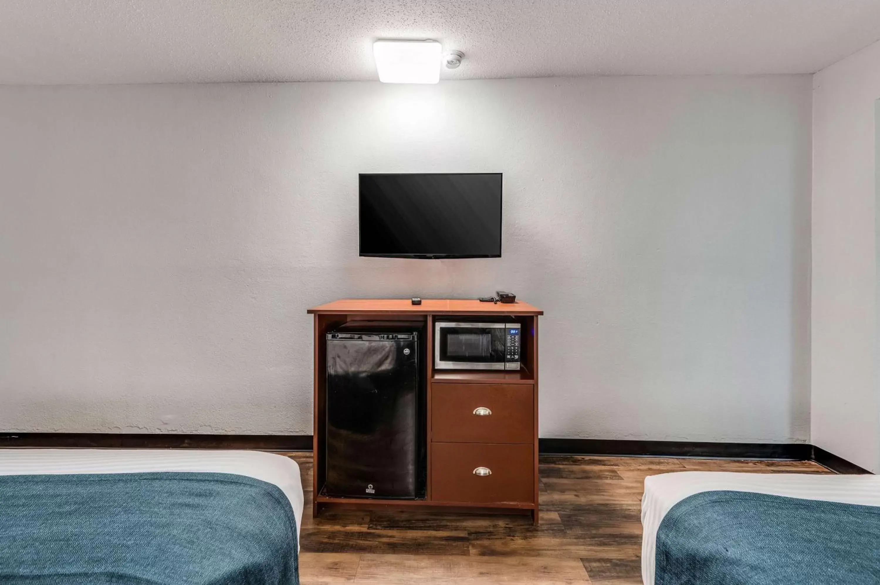 Photo of the whole room, TV/Entertainment Center in Motel 6-Tupelo, MS - Downtown