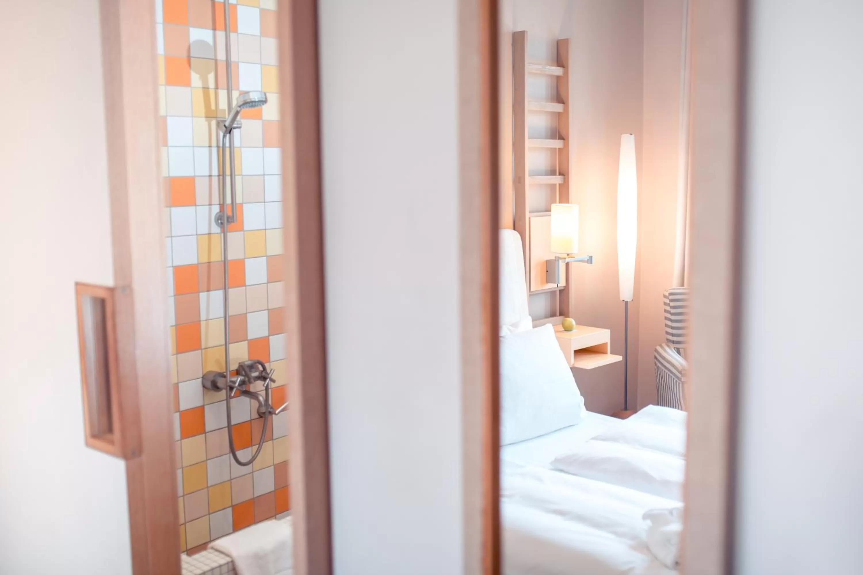 Shower, Bed in Hotel Bleibtreu Berlin by Golden Tulip
