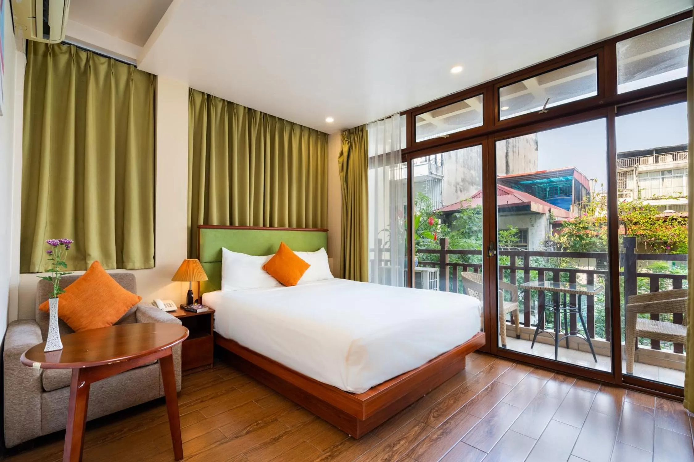 Bed in Artisan Lakeview Hotel