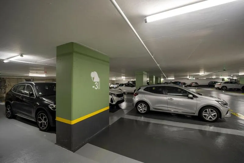 Parking in Hôtel du Commerce