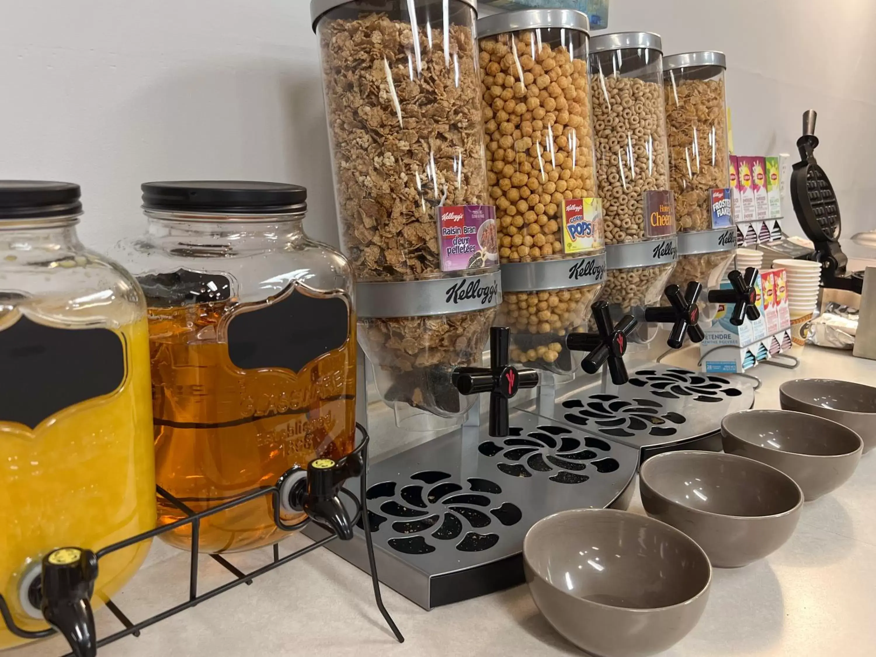 Breakfast, Kitchen/Kitchenette in Coast Hinton Hotel