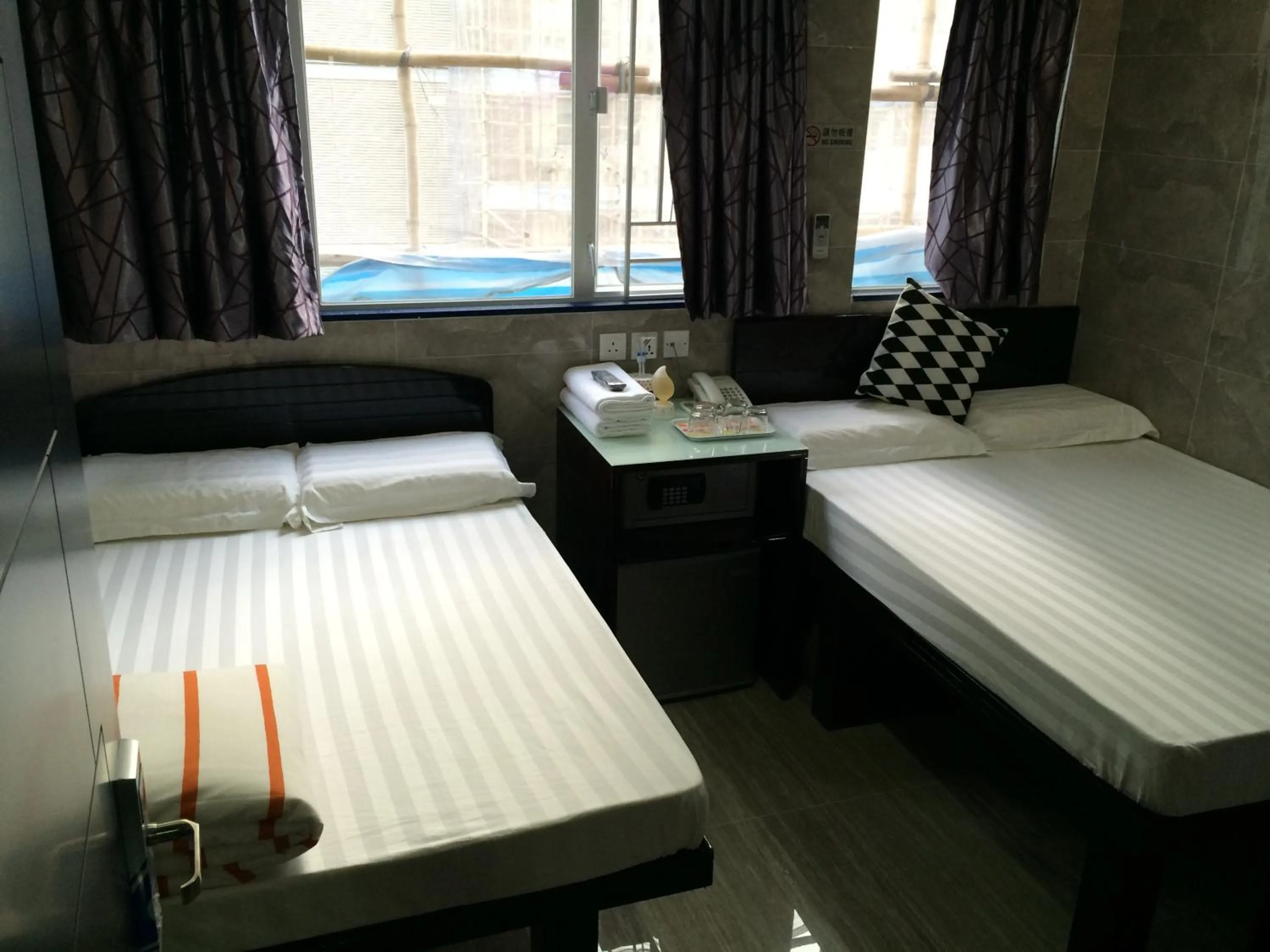 Photo of the whole room, Bed in Modern