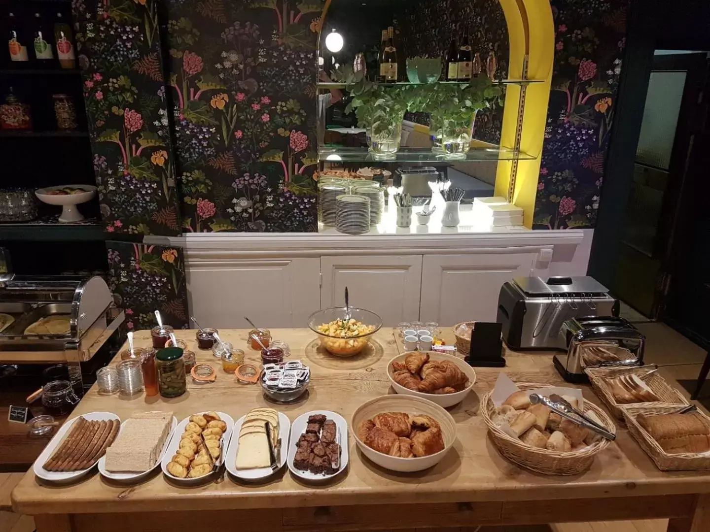 Food in Grand Hotel De La Poste - Lyon Sud - Vienne Food in Grand Hotel De La Poste - Lyon Sud - Vienne