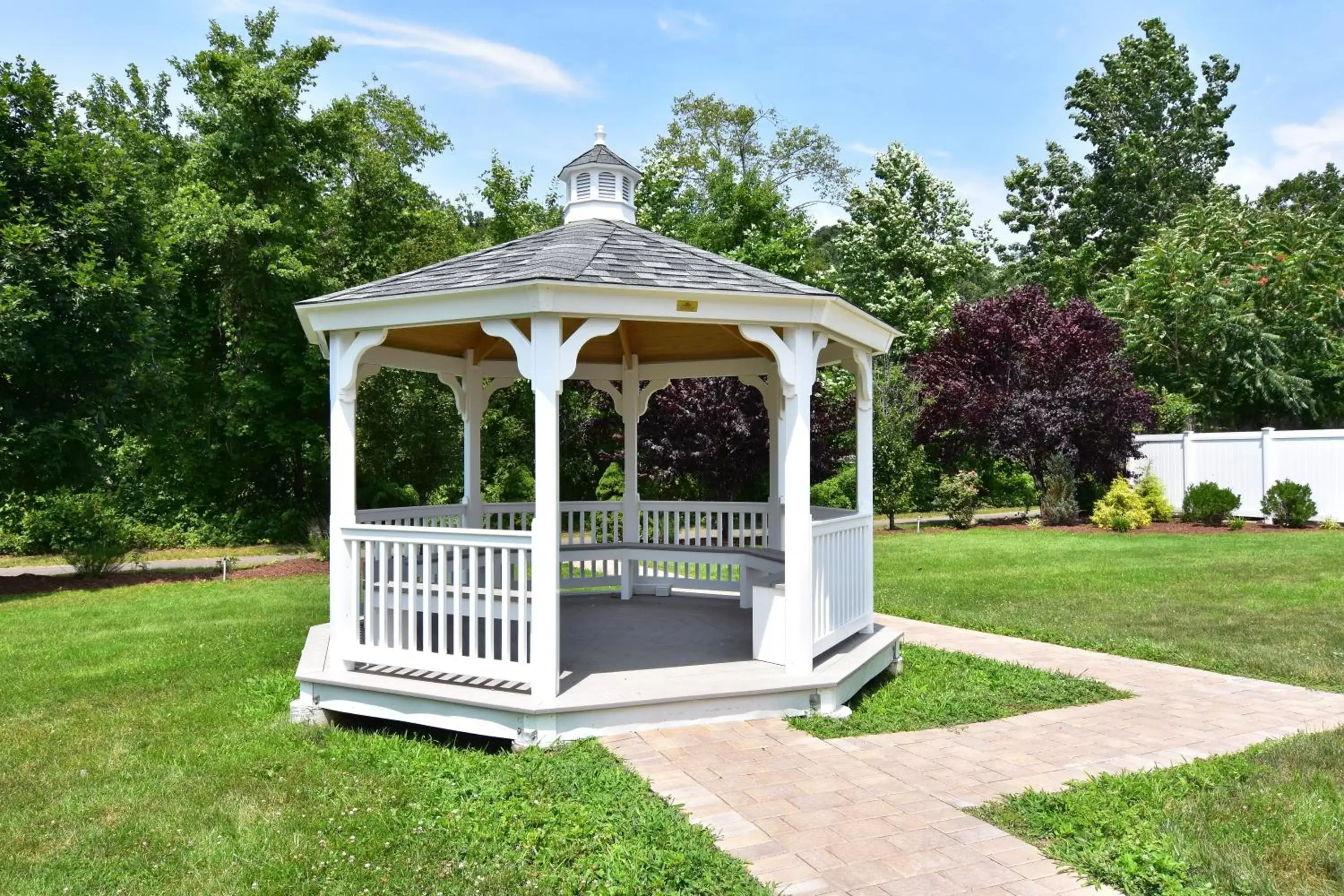 Garden in Ardsley Acres Hotel Court