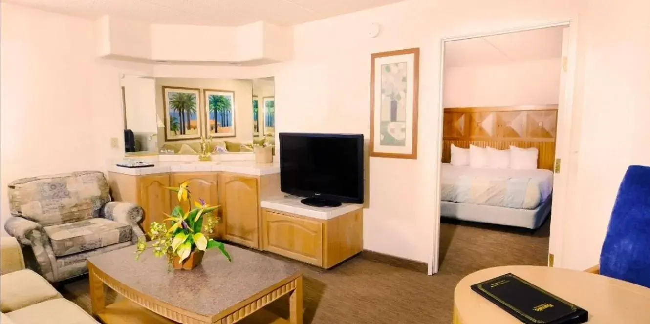 Living room, TV/Entertainment Center in Harrah's Laughlin Beach Resort & Casino