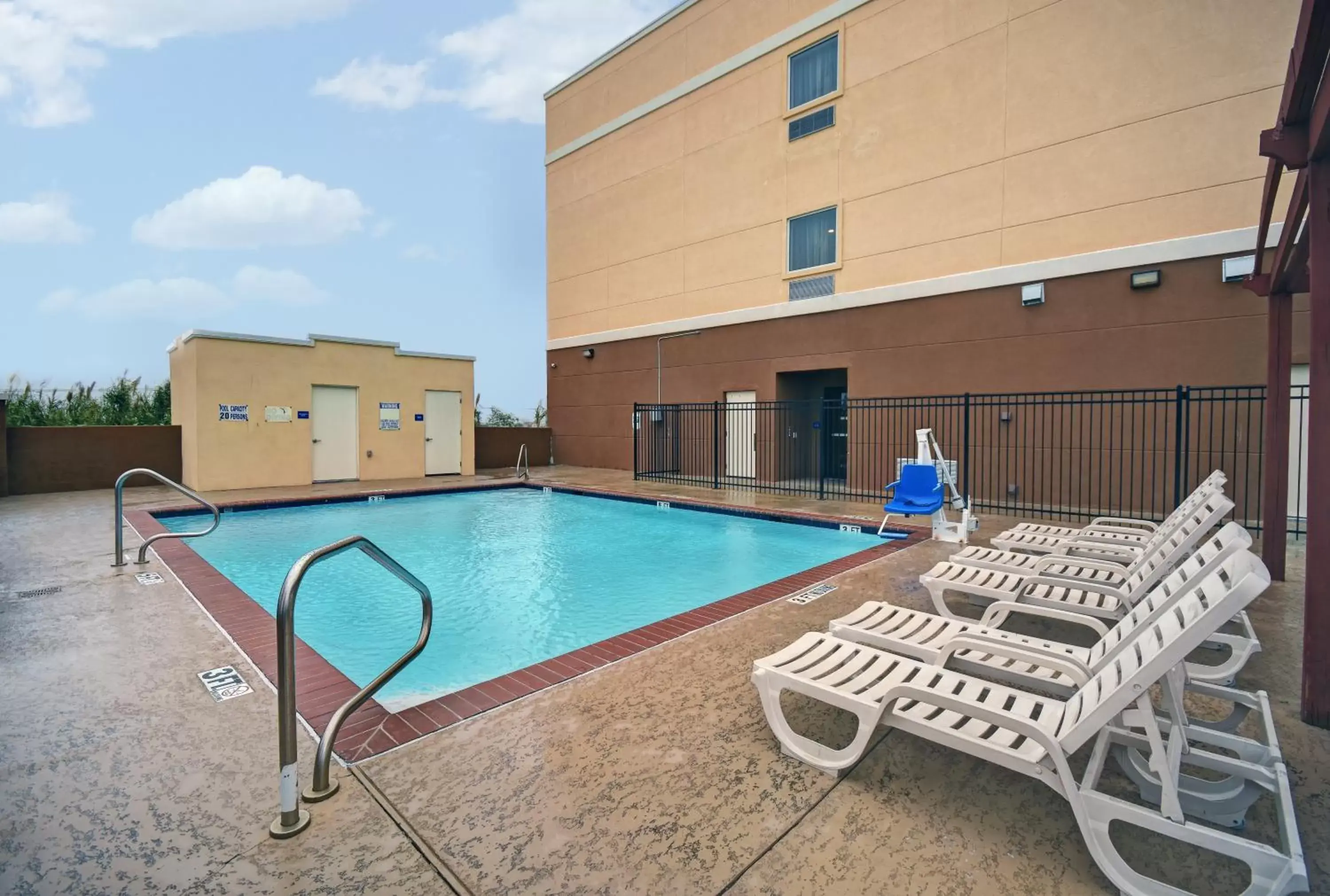 Swimming Pool in Galveston Inn & Suites Hotel