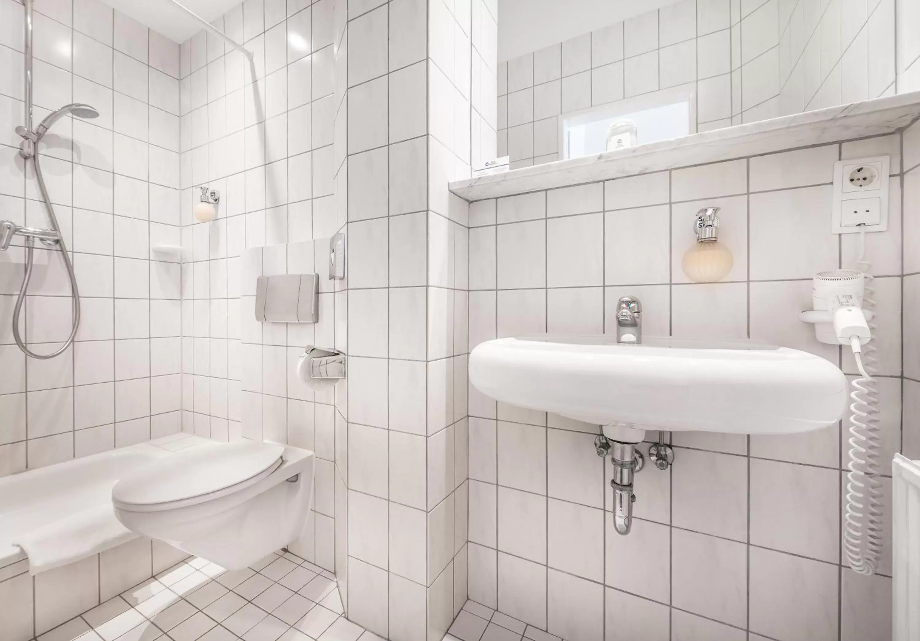 Bathroom in Best Western Raphael Hotel Altona