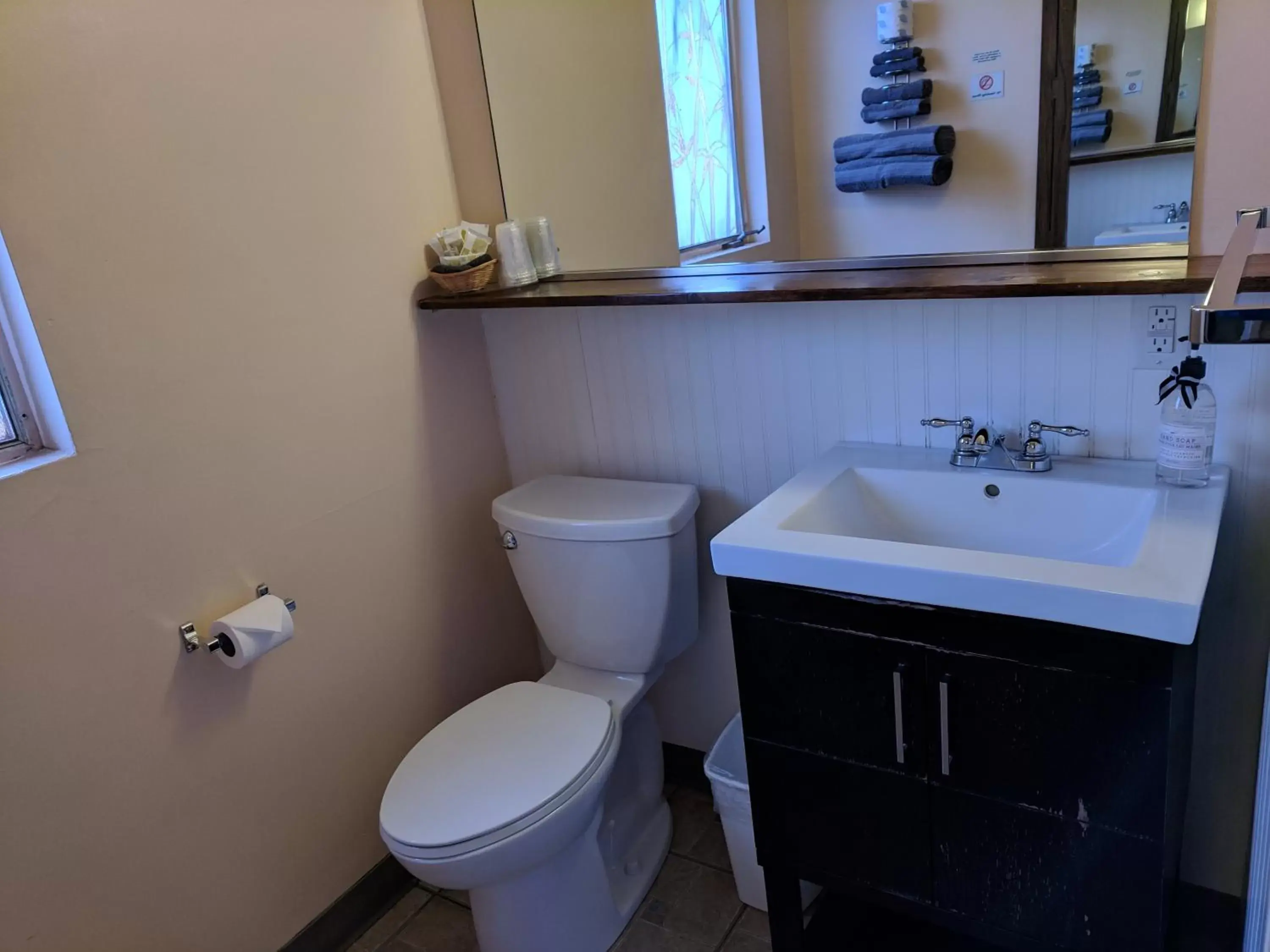 Bathroom in Lakeview Motel