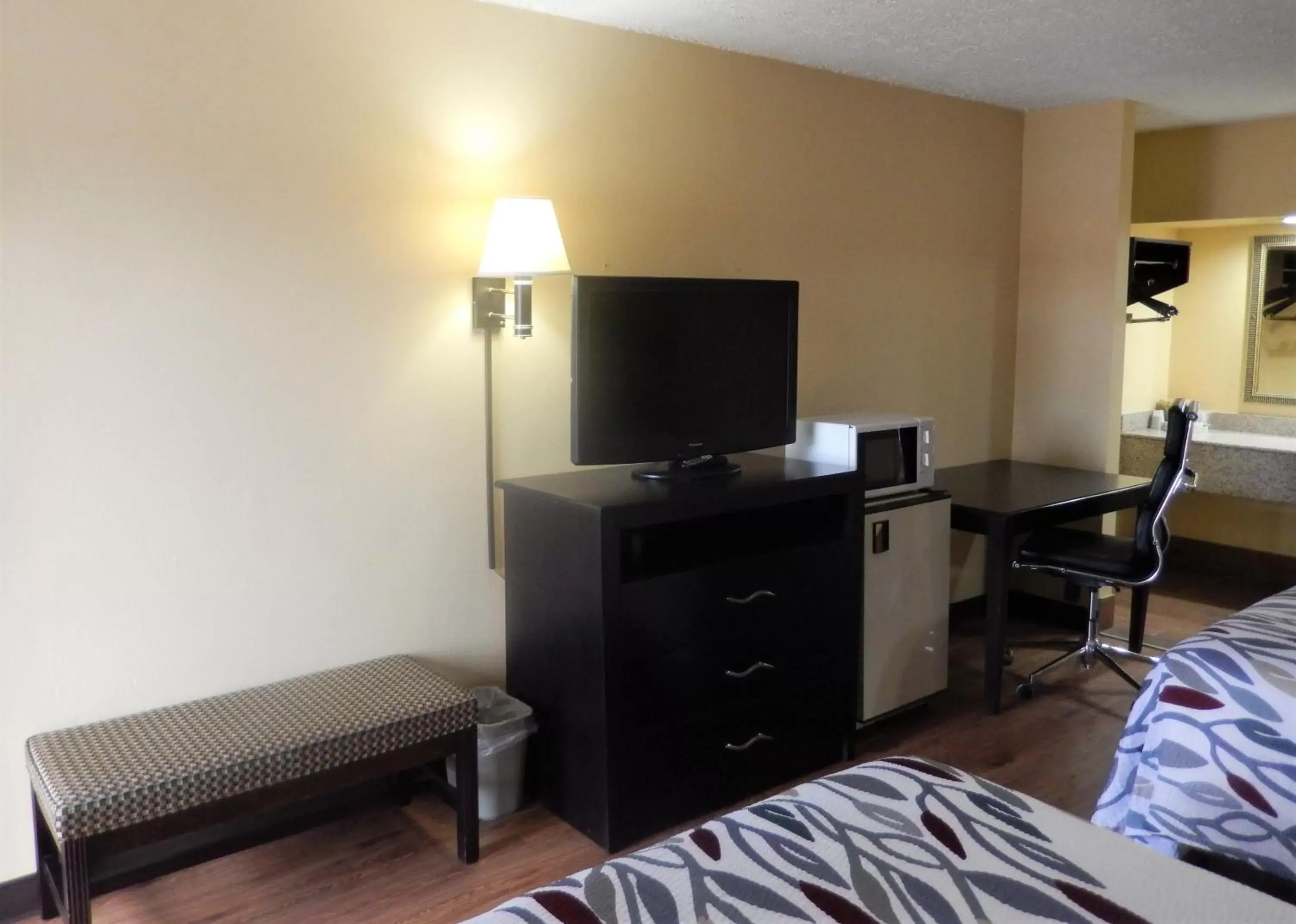 Photo of the whole room, TV/Entertainment Center in Red Roof Inn Berea