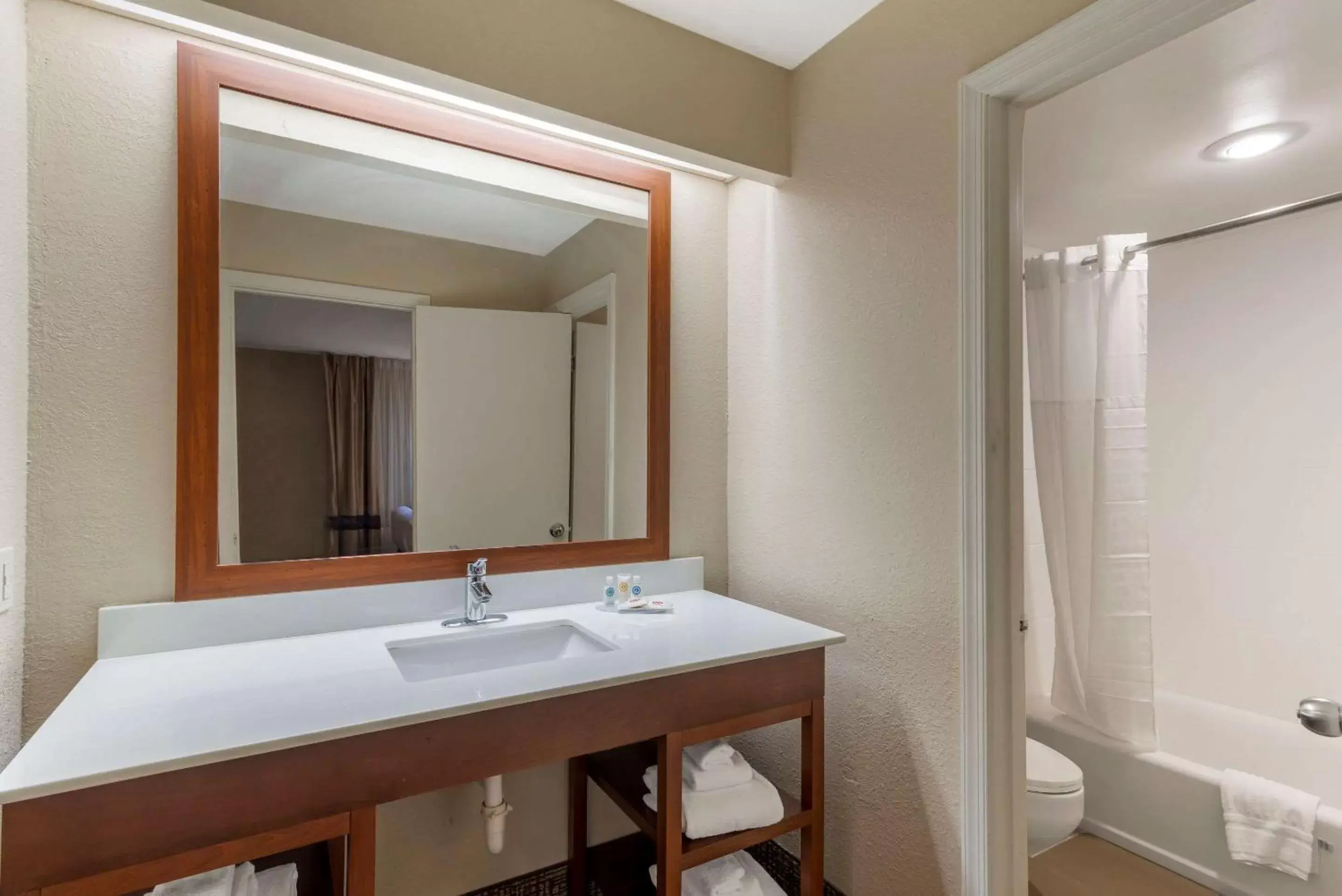 Bedroom, Bathroom in Comfort Inn & Suites - near Robins Air Force Base Main Gate