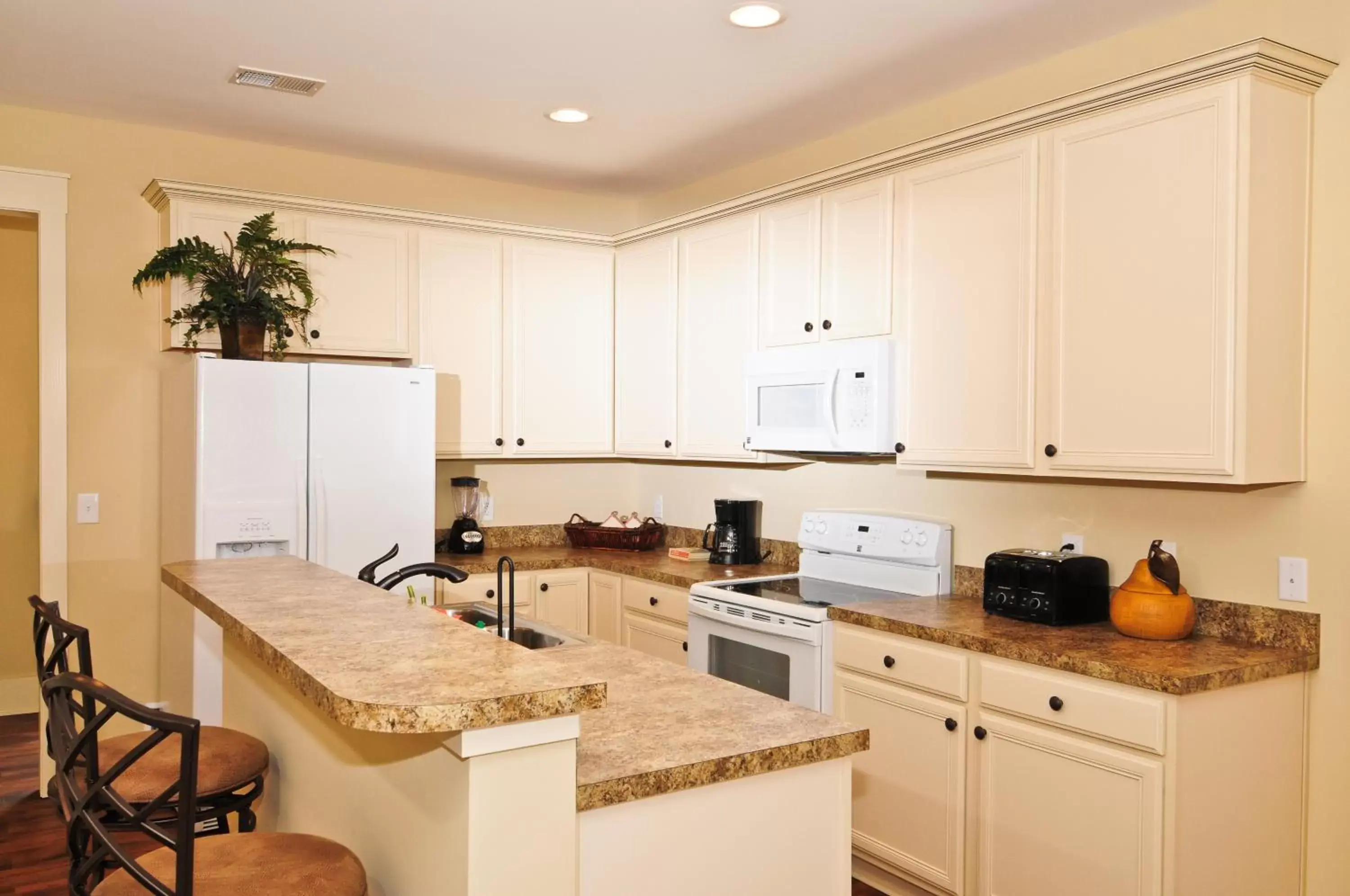 Kitchen or kitchenette, Kitchen/Kitchenette in North Beach Resort & Villas