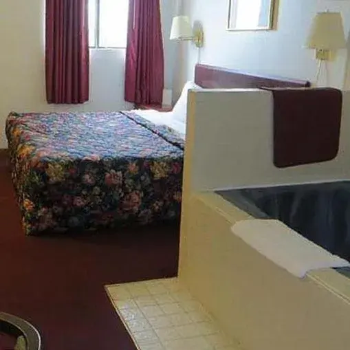 Photo of the whole room, Bed in Oak Grove Inn