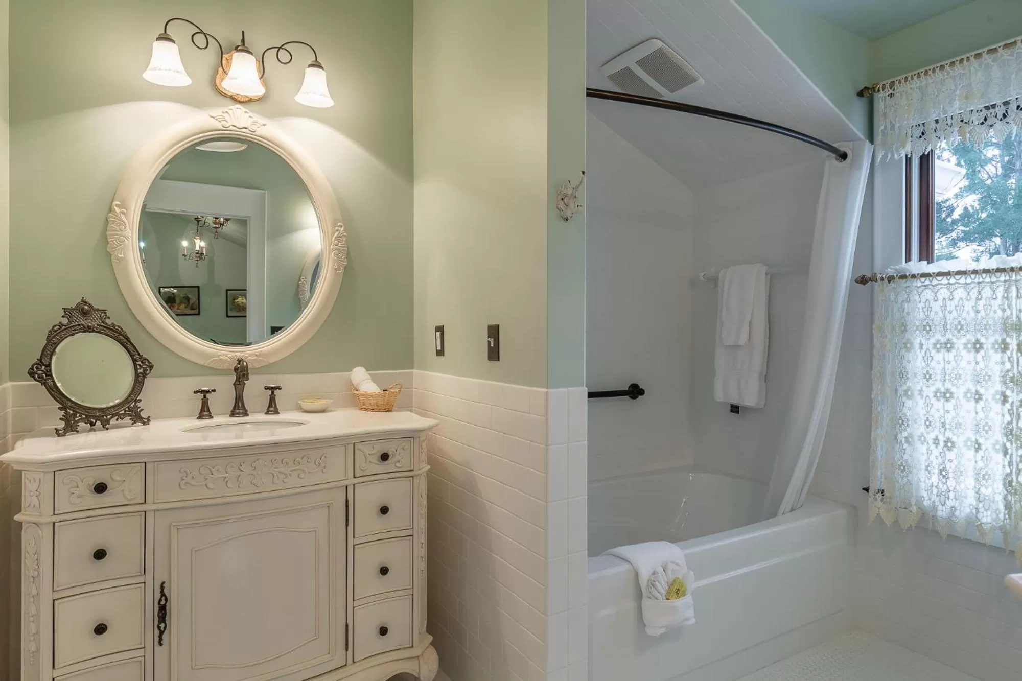 Bathroom in Steele Mansion Inn & Gathering Hub