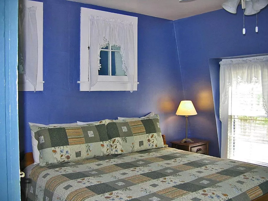 Bed in Trails End Inn