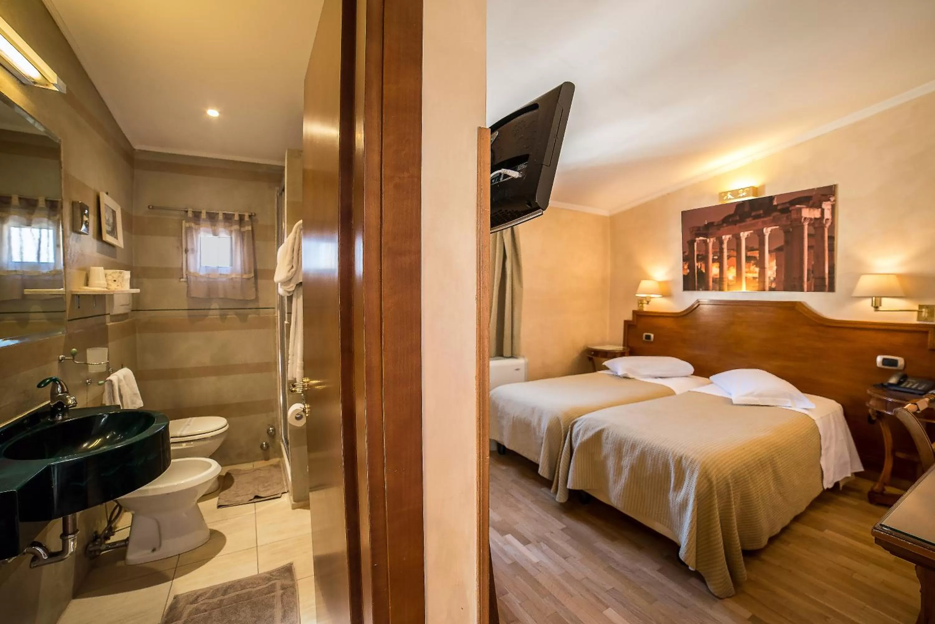 Photo of the whole room, Bed in Hotel Kent