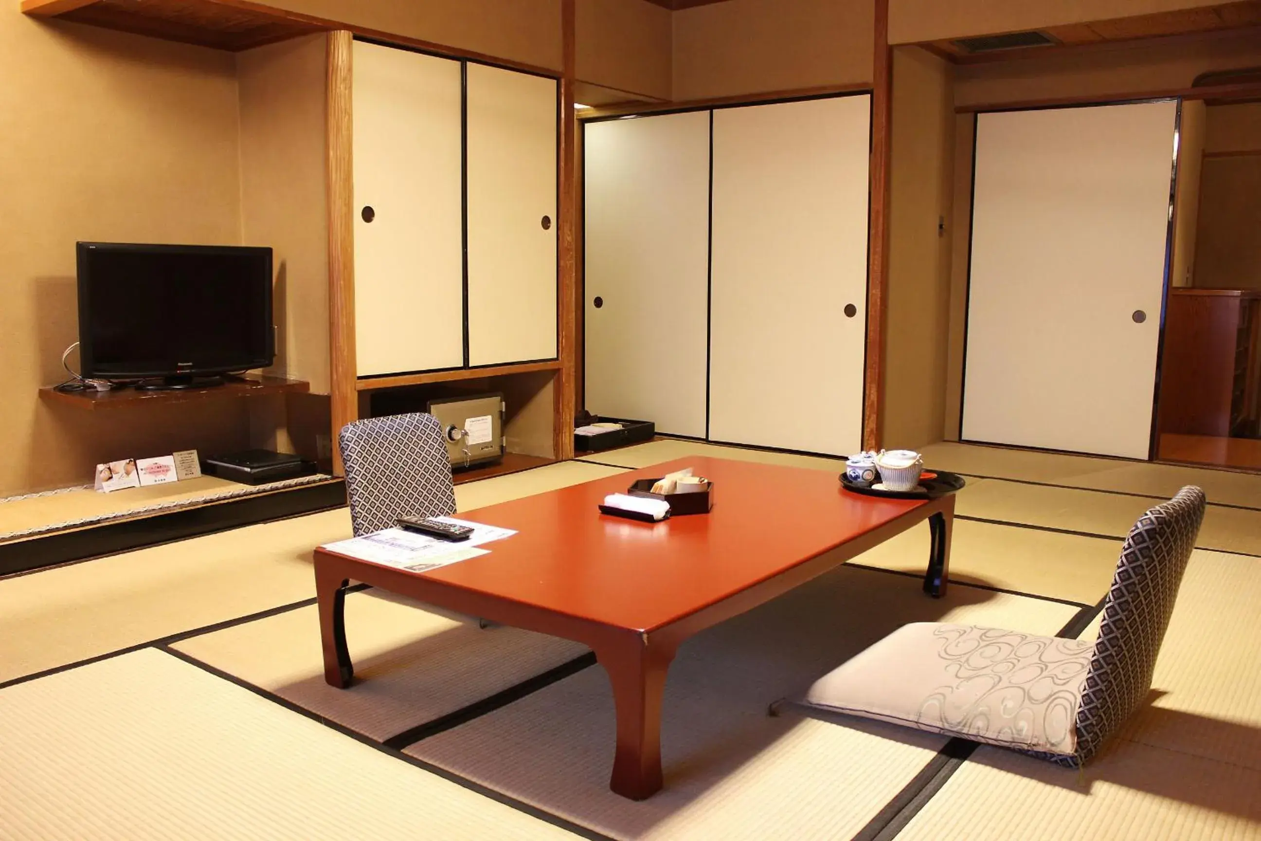 Photo of the whole room, TV/Entertainment Center in Gero Onsen Suimeikan