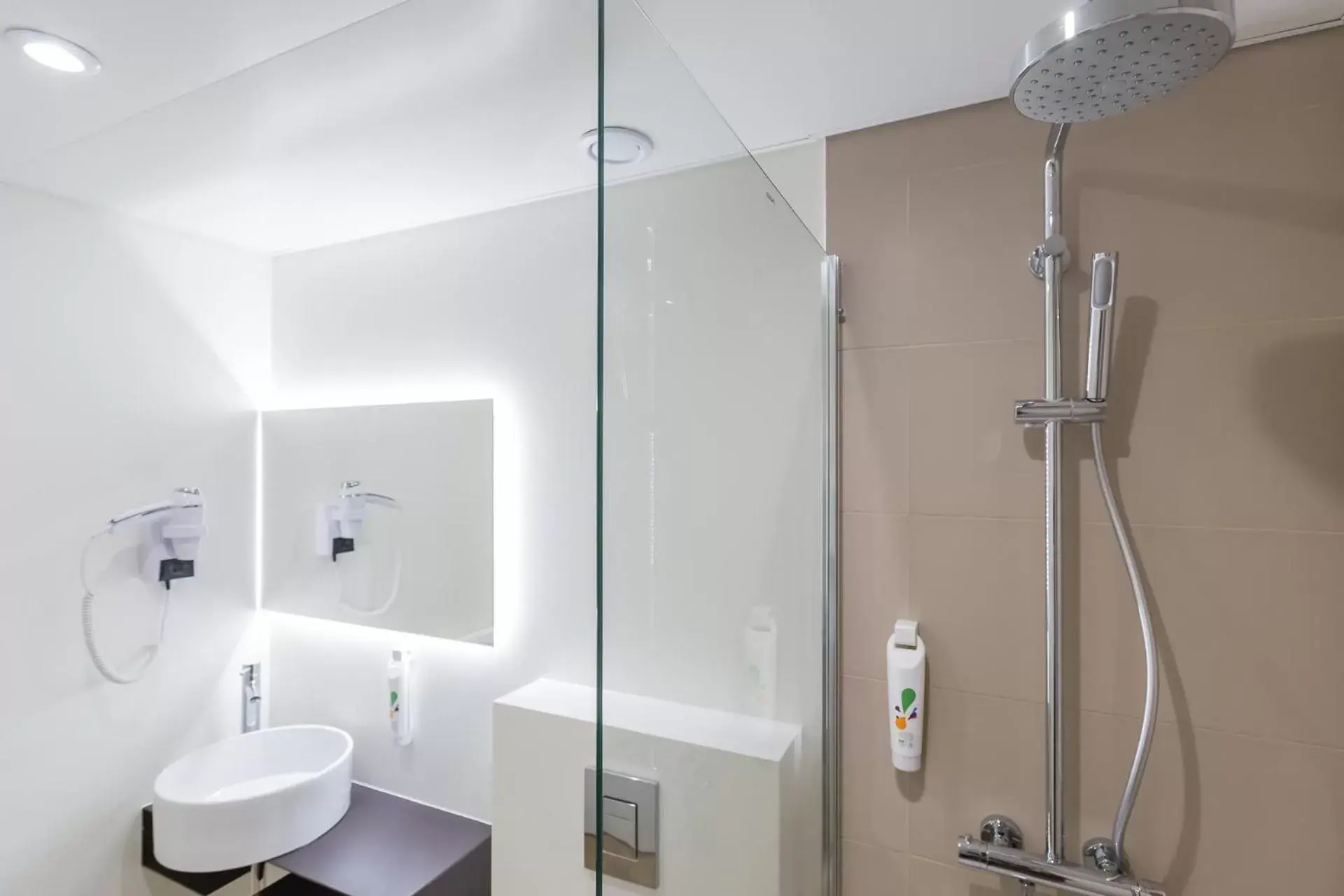 Shower, Bathroom in Ibis Styles Lisboa Centro Marquês de Pombal