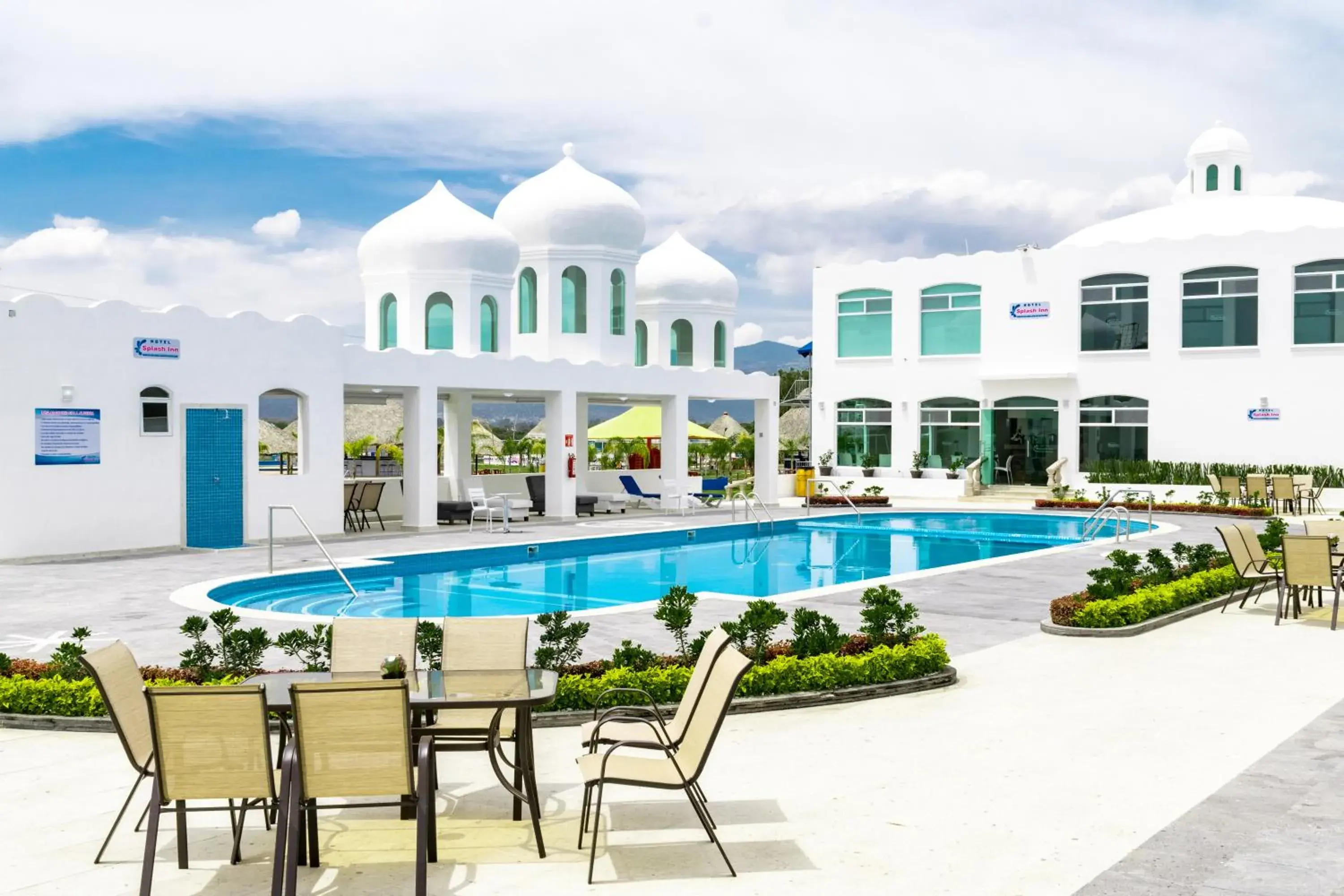 Swimming Pool in HOTEL SPLASH INN