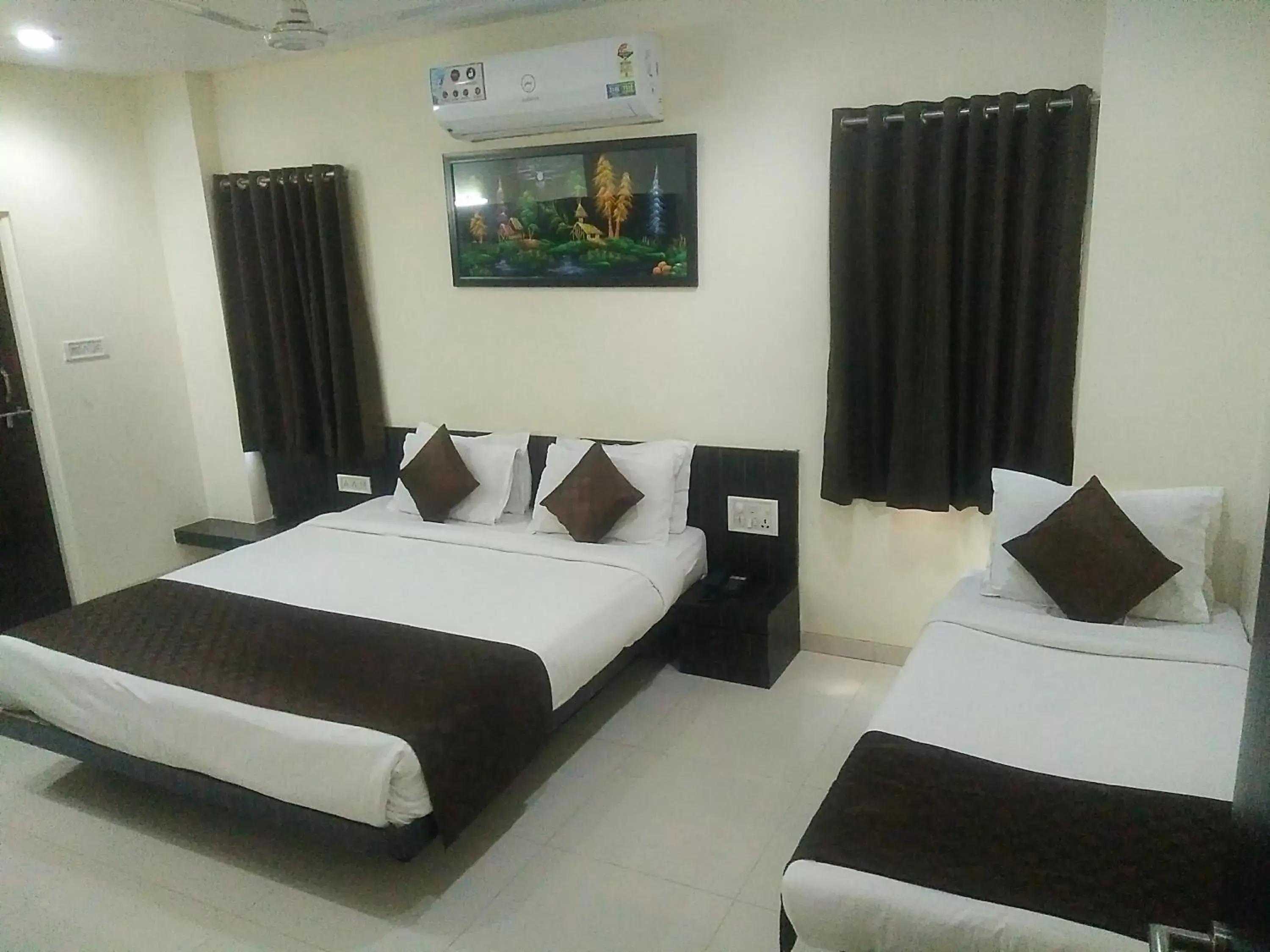 Bed in Hotel Avon International