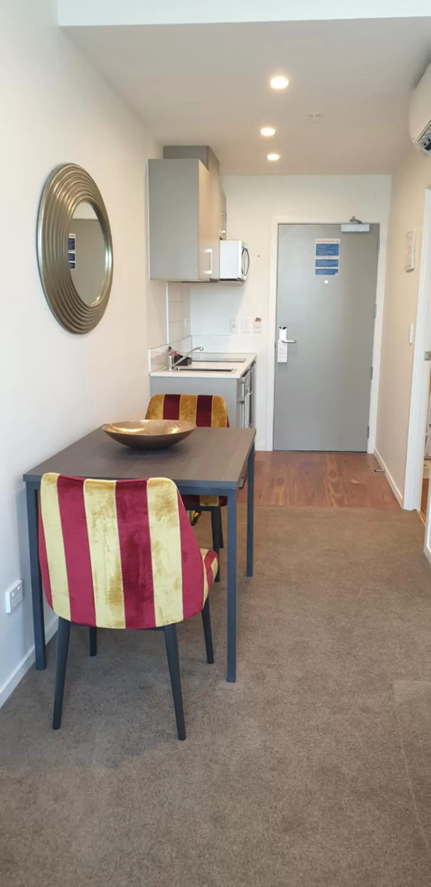 Dining area, Kitchen/Kitchenette in Ramada Suites by Wyndham Manukau