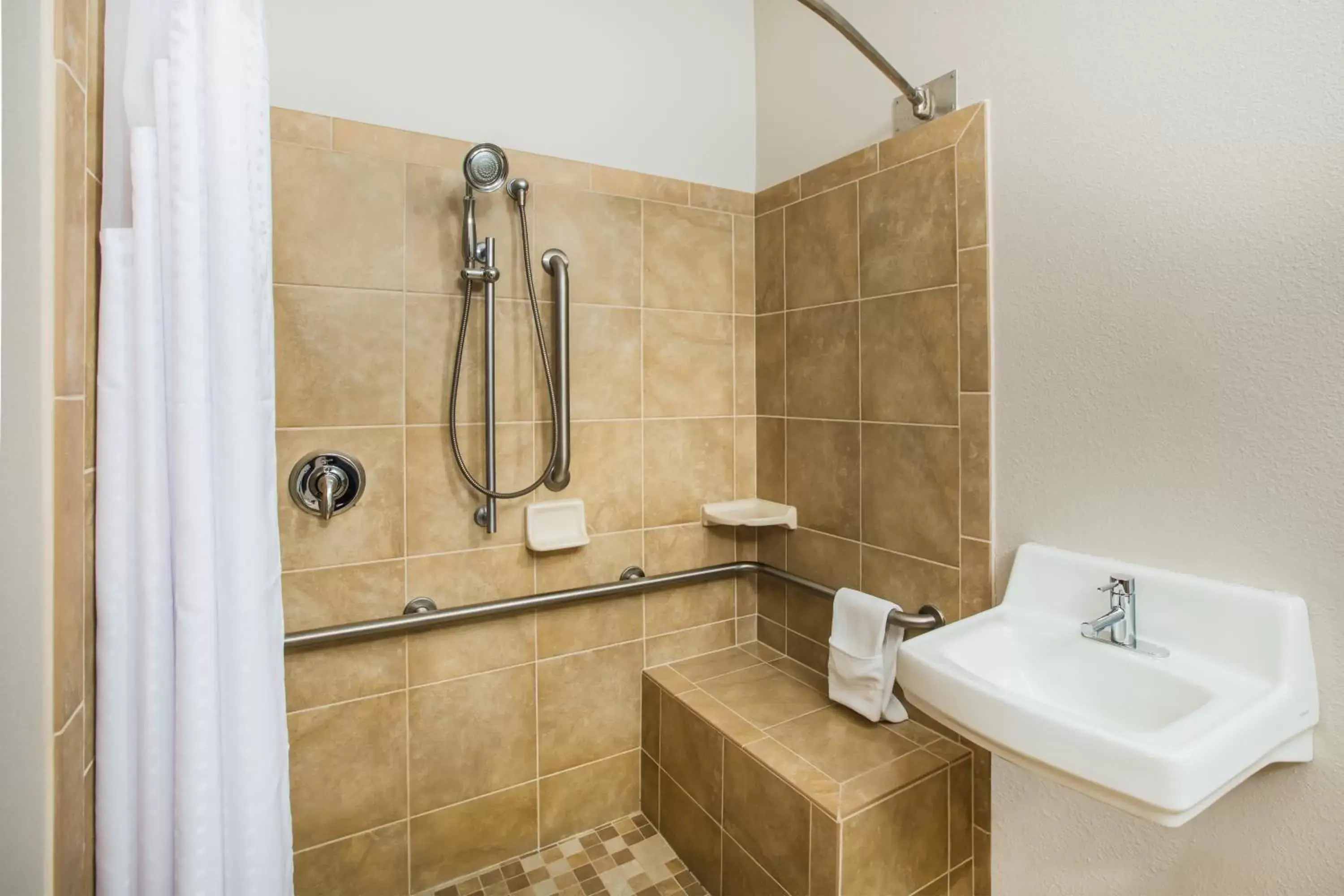 Shower, Bathroom in Holiday Inn Express Hotel & Suites Bellevue-Omaha Area, an IHG Hotel